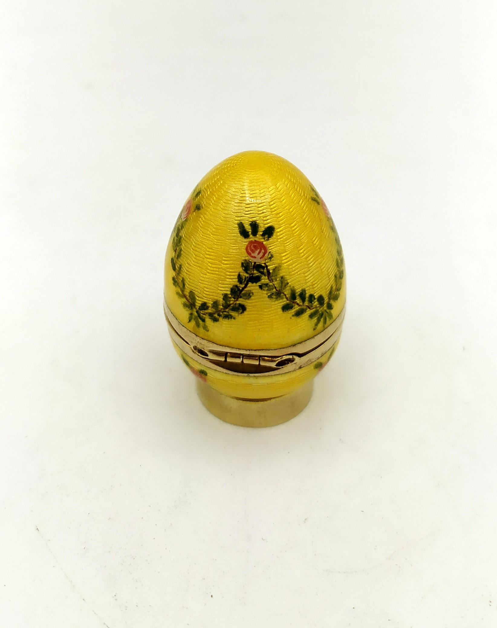 X-Small Egg style Faberge Giallo Smalto dipinto a mano corone Salimbeni In condizioni ottime in vendita a Firenze, FI