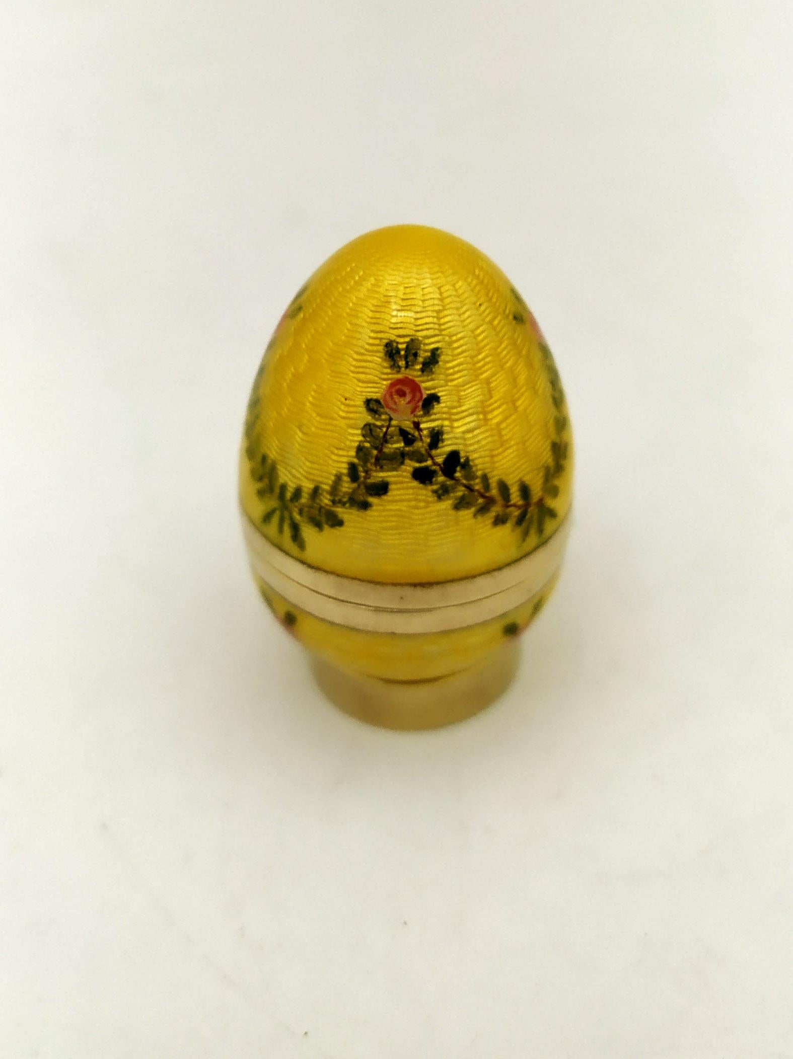 Metà XX secolo X-Small Egg style Faberge Giallo Smalto dipinto a mano corone Salimbeni in vendita