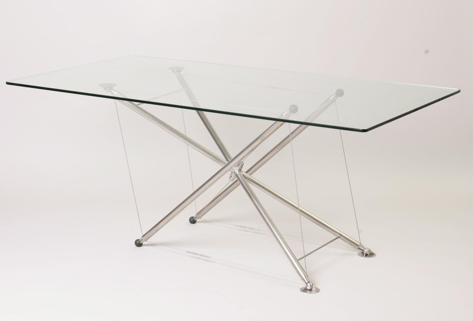 Table à tréteaux Konstantin Achkov Studio
Edition limitée à 1 pièce
Dimensions : Plateau en verre : P 90 x L 180 cm.
Base : D 55 x L 110 x H 74 cm.
MATERIAL : Résine, verre et acier inoxydable.

La table X-tense est une véritable structure de