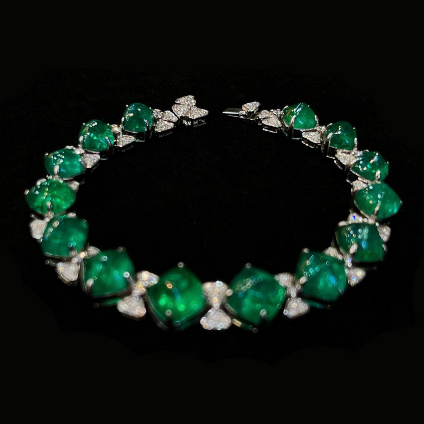X NOTTE DEL SOLSTIZIO VERDEGGIANTE

Questo squisito bracciale di smeraldi unisce magistralmente l'audace geometria dell'epoca Art Déco alla raffinatezza contemporanea. Realizzato in platino lucido, il suo design è caratterizzato da linee nitide e