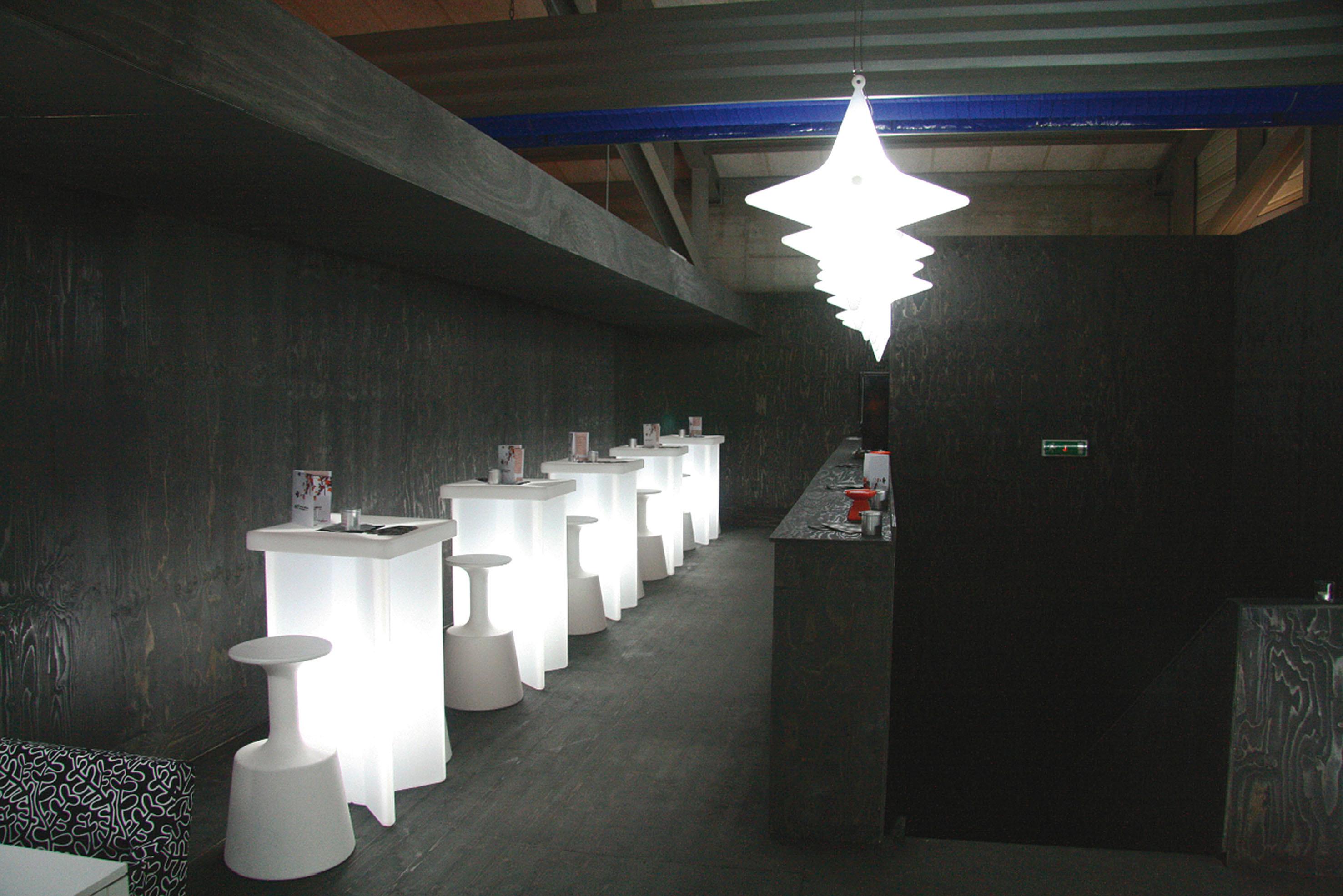 X2 Beleuchteter Tisch von SLIDE Studio im Zustand „Neu“ im Angebot in Geneve, CH