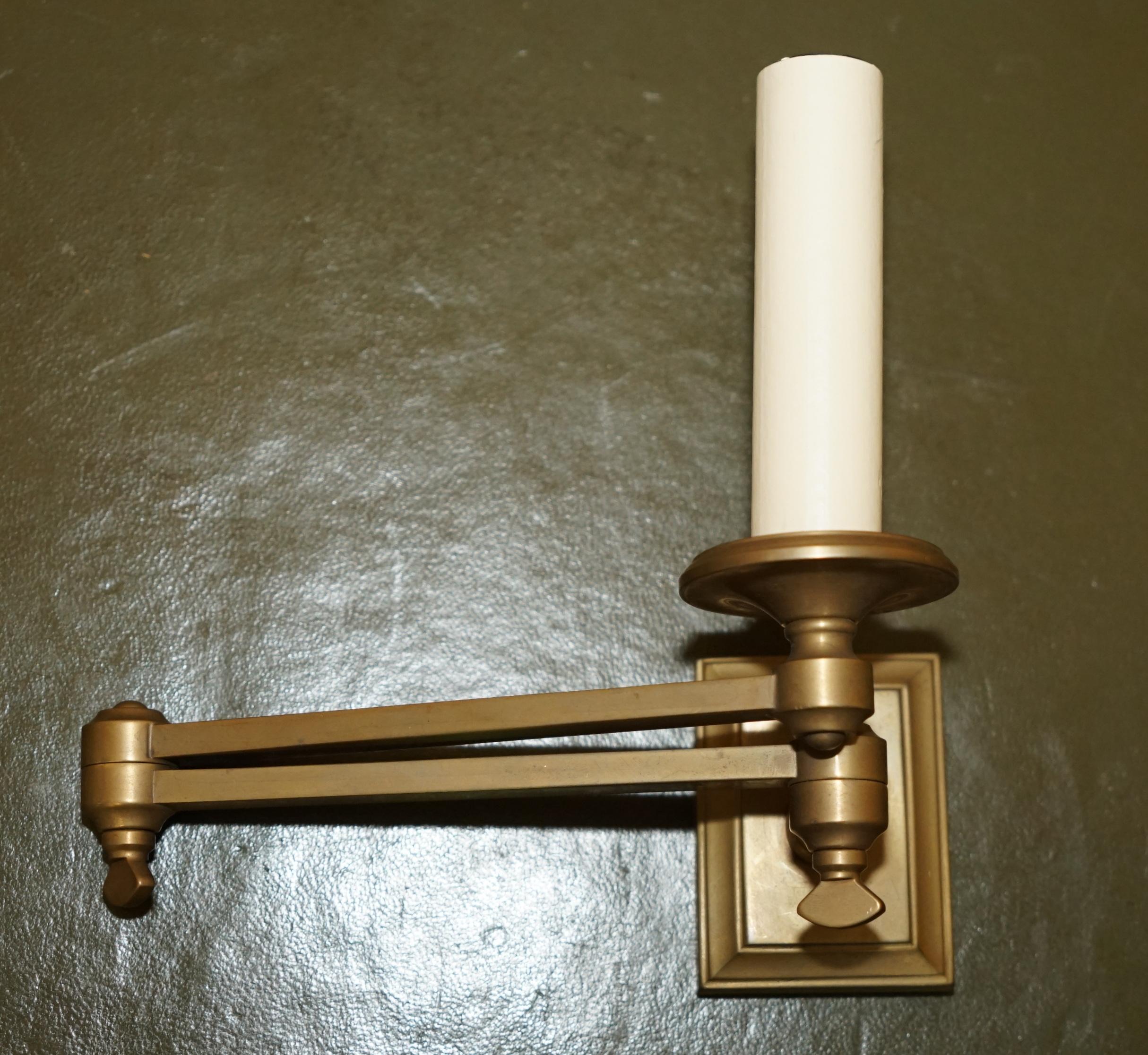 Antigüedades de la Casa Real

Royal House Antiques se complace en poner a la venta este exquisito conjunto de cuatro (o sea, dos pares) candelabros de pared articulados de latón bronceado de estilo georgiano.

Los compré a mi anticuario preferido de