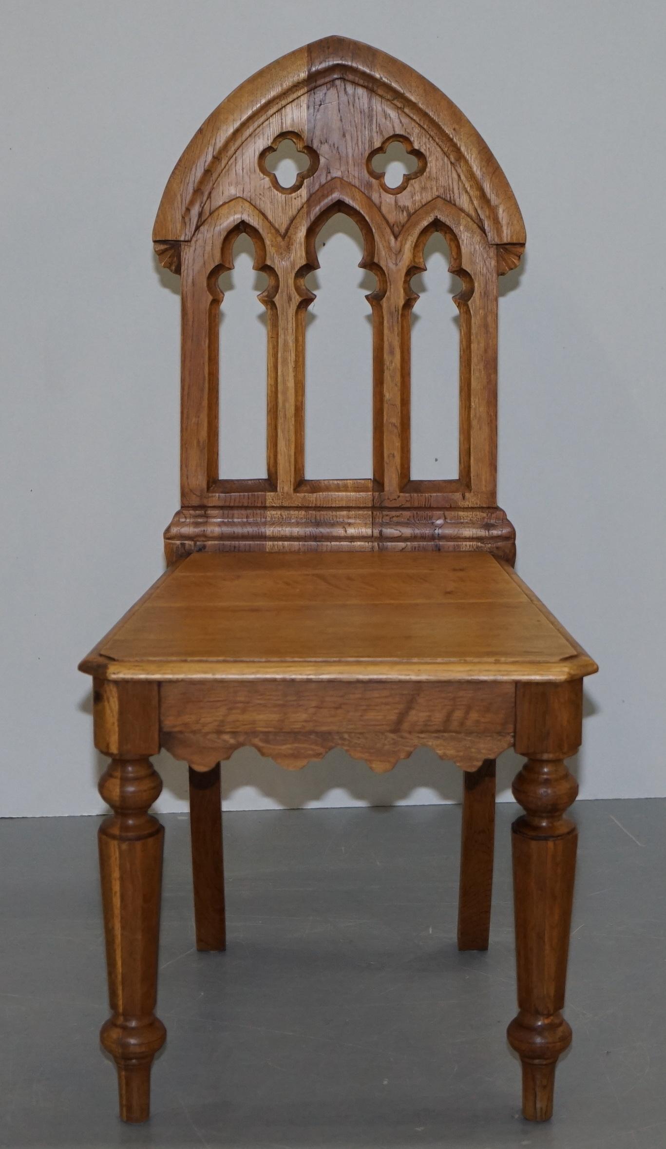 X4 Incroyable Chaises de salle à manger à dossier gothique Lovely Pugin Style Carving en vente 10