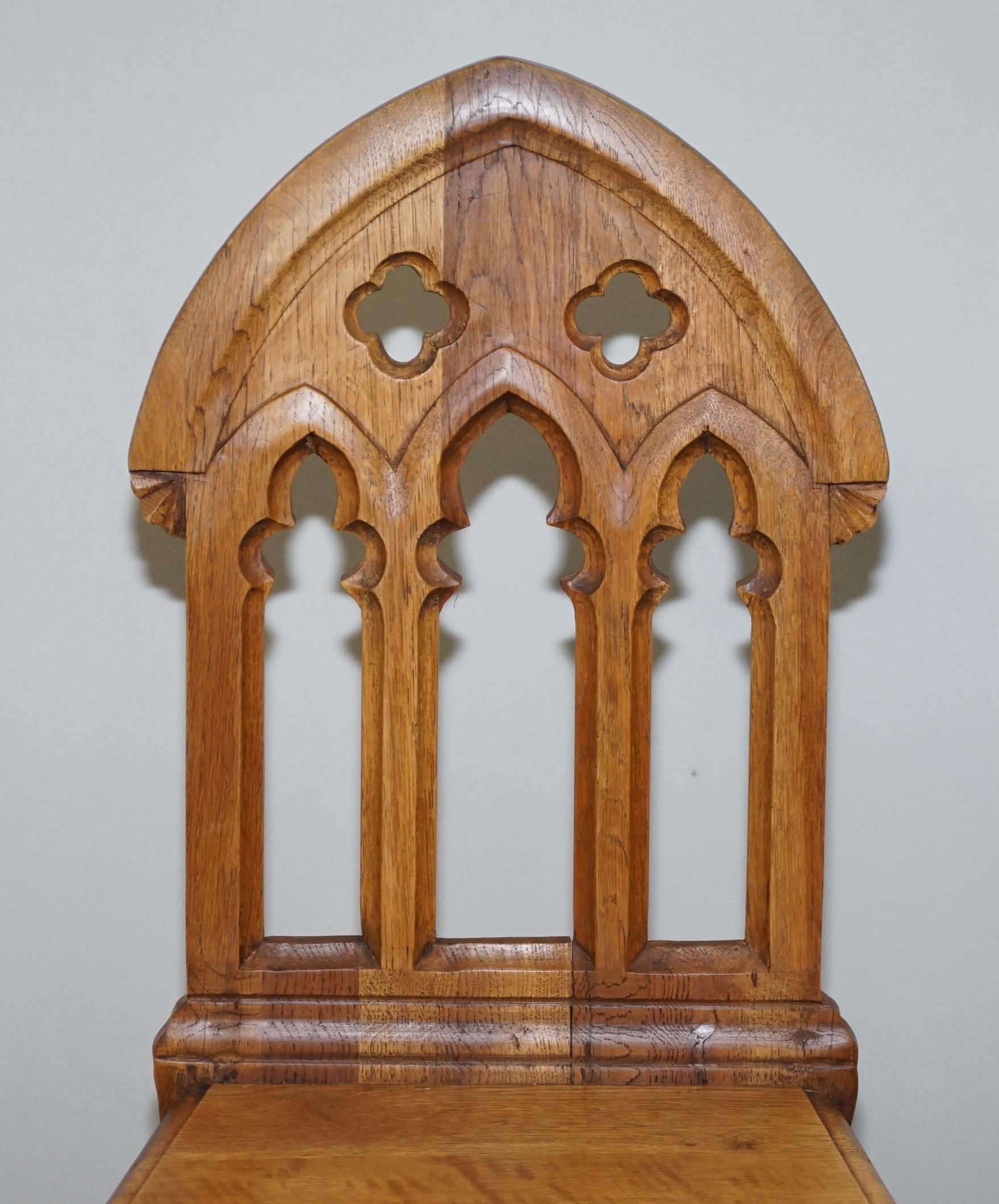 X4 Incroyable Chaises de salle à manger à dossier gothique Lovely Pugin Style Carving en vente 11