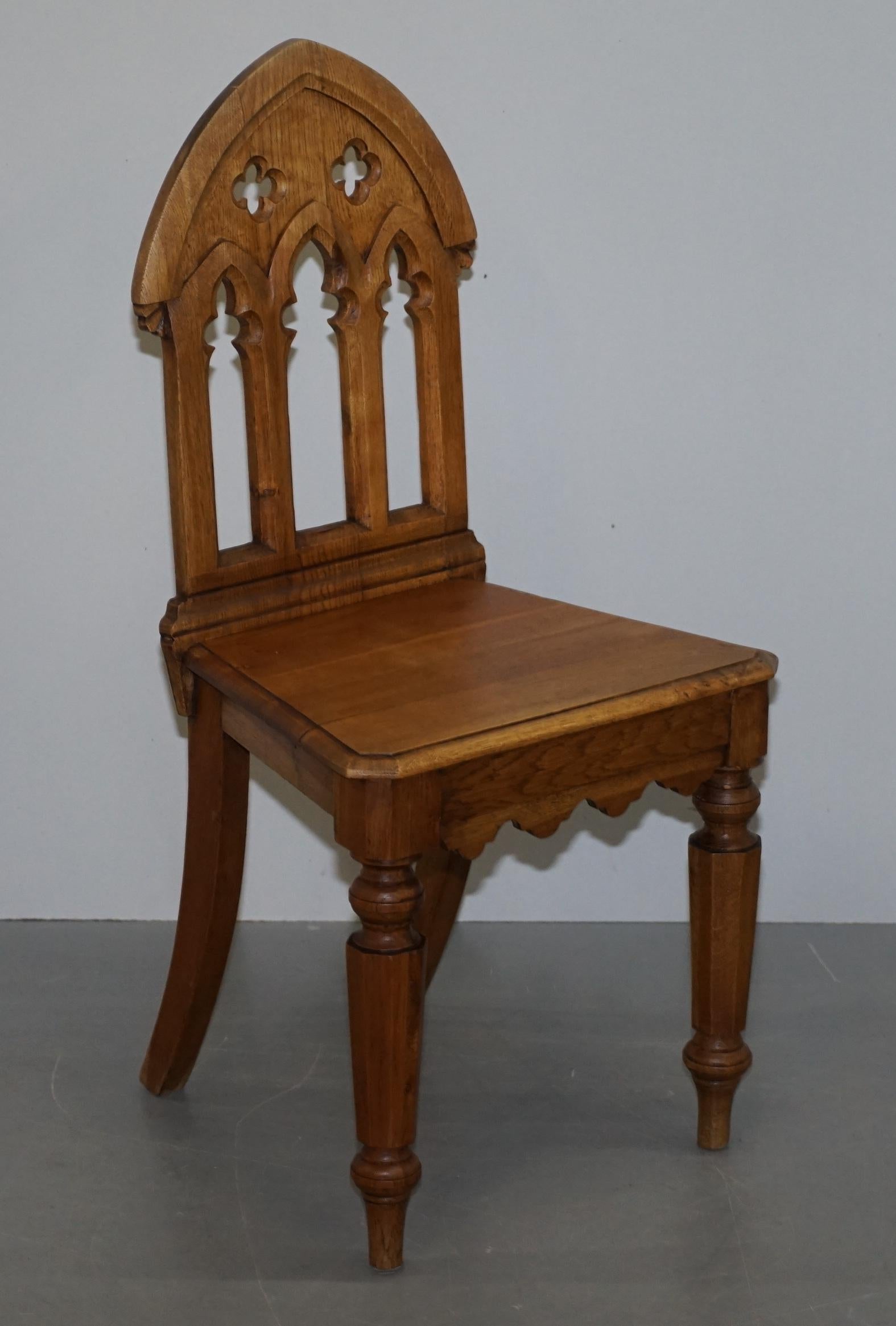 X4 Incroyable Chaises de salle à manger à dossier gothique Lovely Pugin Style Carving en vente 12