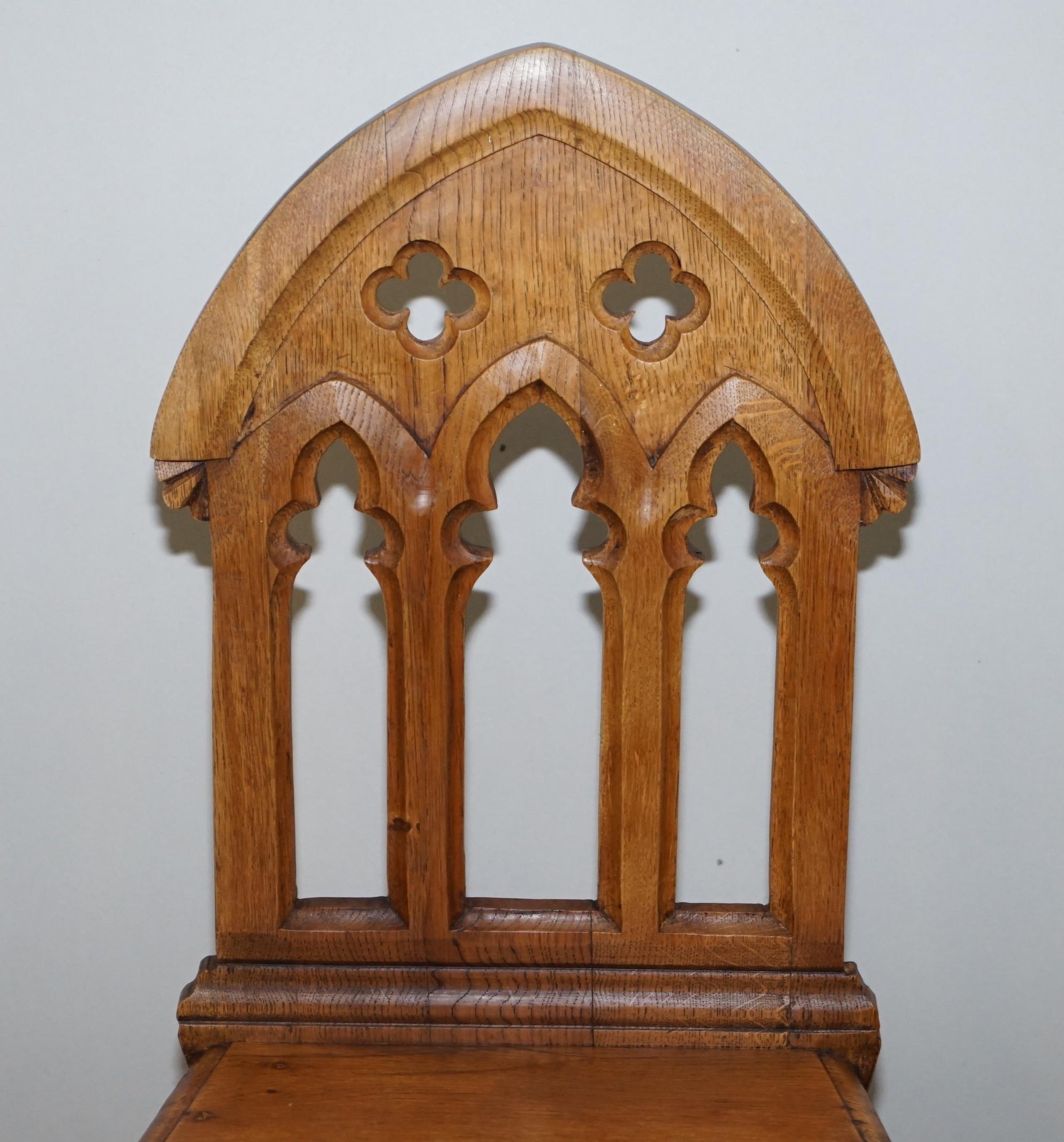X4 Incroyable Chaises de salle à manger à dossier gothique Lovely Pugin Style Carving en vente 13