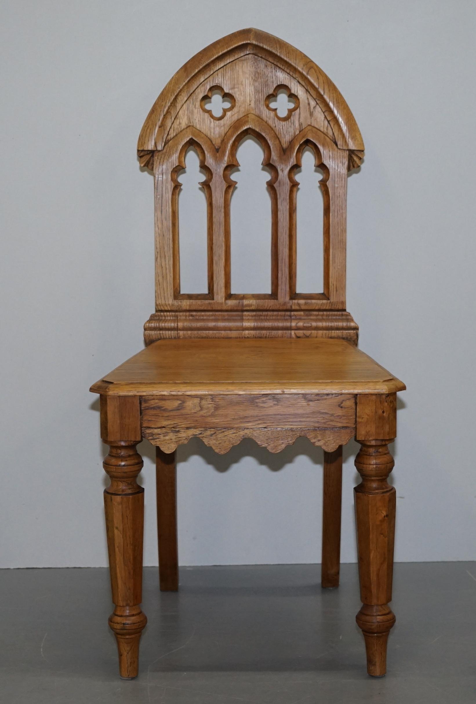 Gothique X4 Incroyable Chaises de salle à manger à dossier gothique Lovely Pugin Style Carving en vente