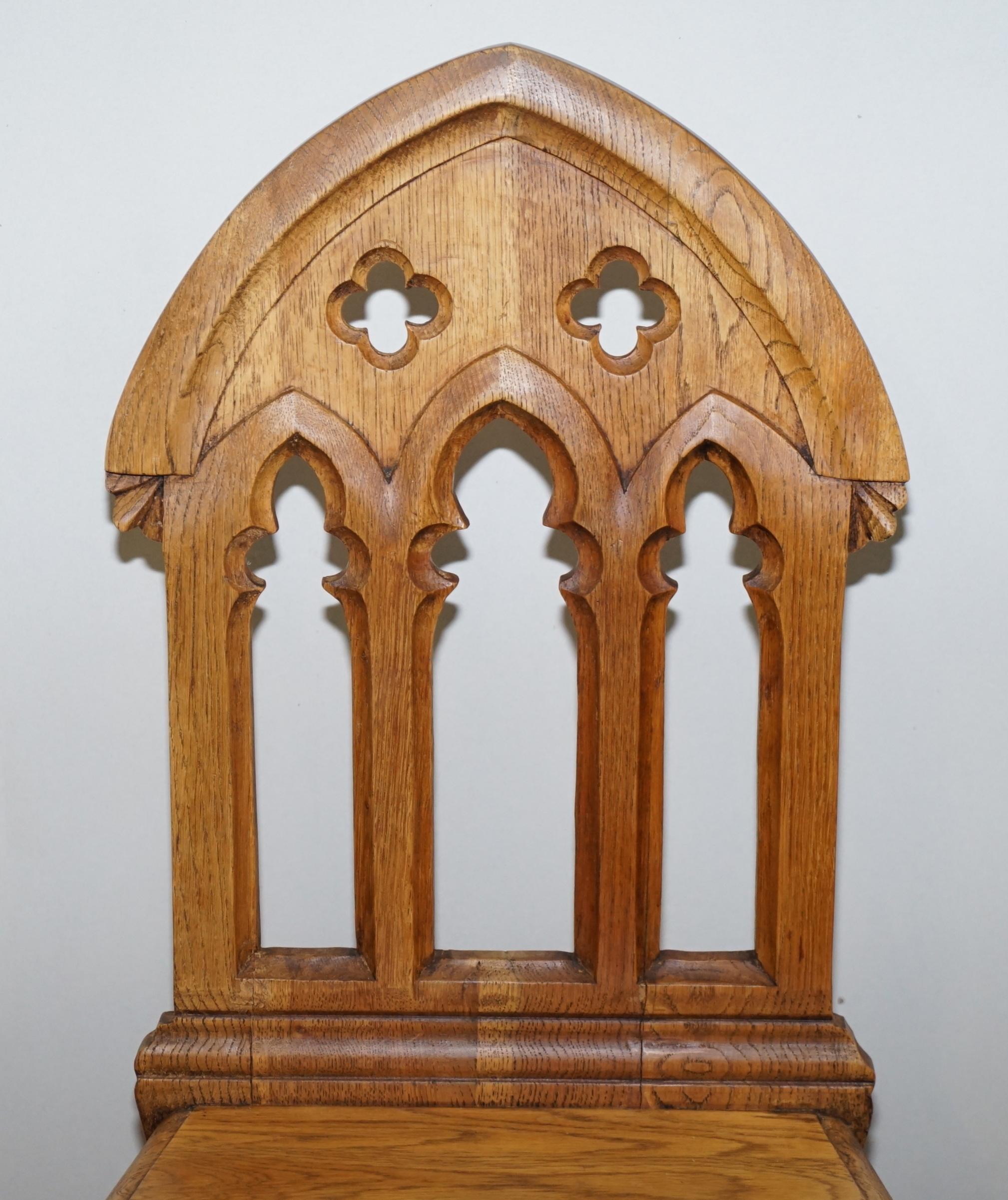 Anglais X4 Incroyable Chaises de salle à manger à dossier gothique Lovely Pugin Style Carving en vente