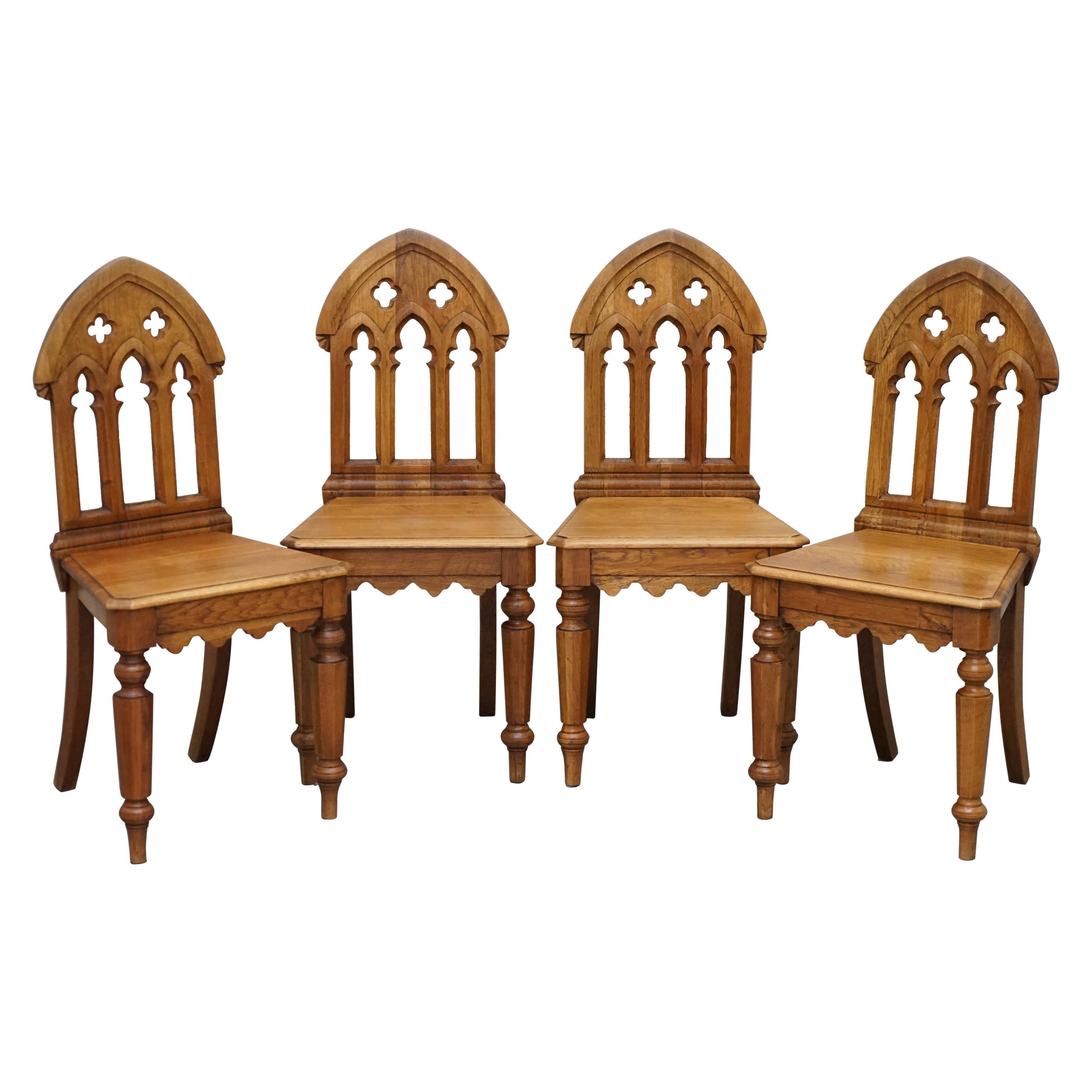 X4 Incroyable Chaises de salle à manger à dossier gothique Lovely Pugin Style Carving en vente