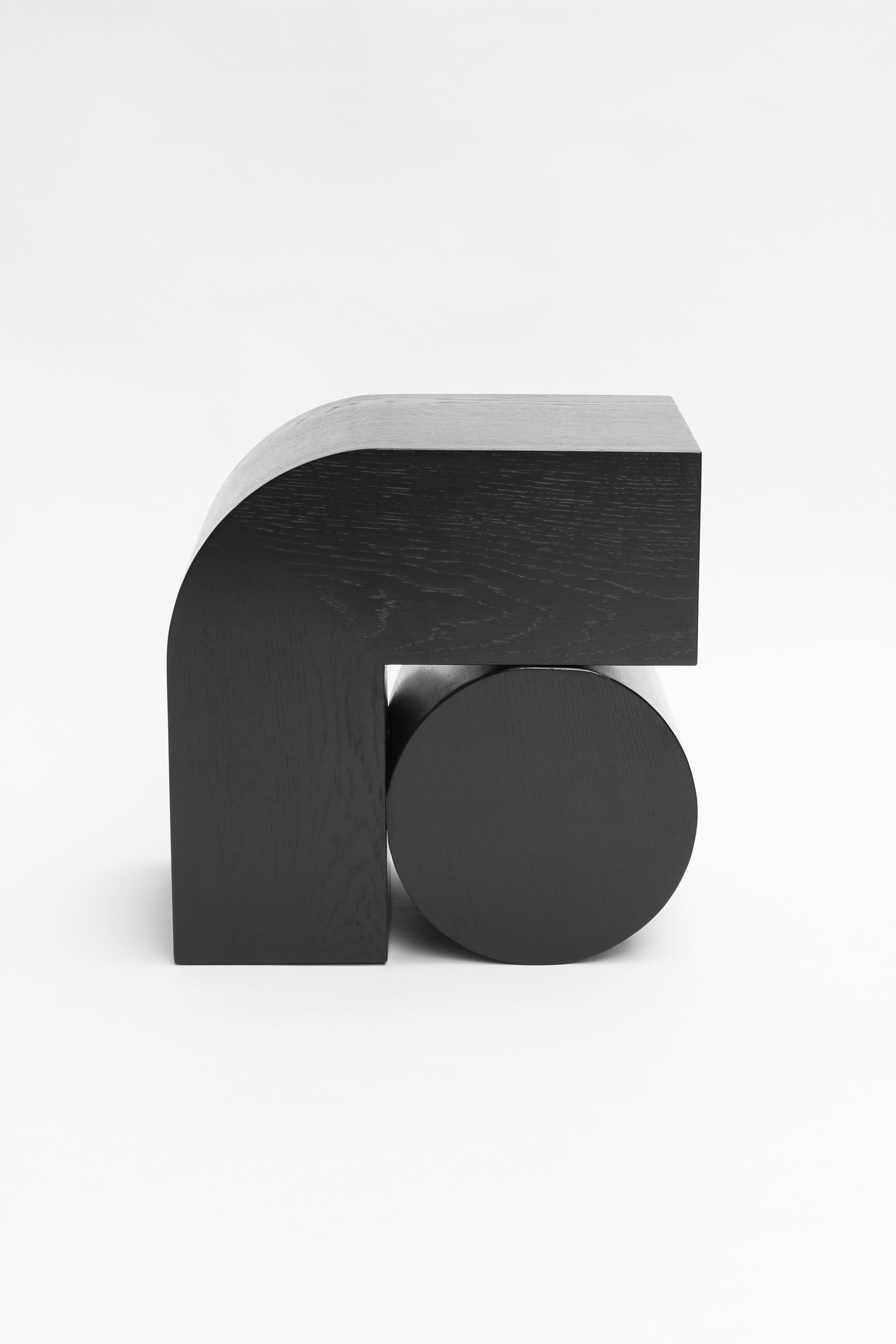 X4 ist eine fortlaufende Serie von einfachen grafischen Formen, die zeitlose und dauerhafte Designs schaffen. Die handgefertigten Holzstücke sind irgendwo zwischen Möbel, Objekt und Skulptur angesiedelt. Die Entwürfe beginnen als 2D-Komposition, die