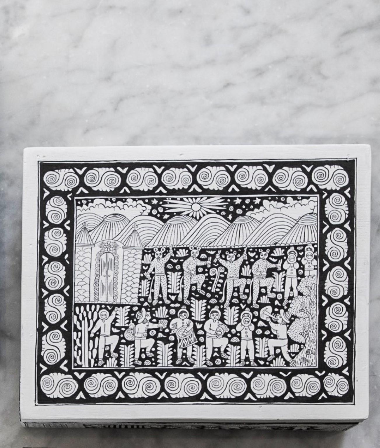 Xalitla-Schachtel von Onora
Abmessungen: 25 x 20 cm
Materialien: Freihand bemaltes Holz

Handbemalte Teedose aus Xalitla, Guerrero. Die auf jedem Stück gemalten Szenen zeigen das alltägliche Leben in dieser Region von Guerrero, von der