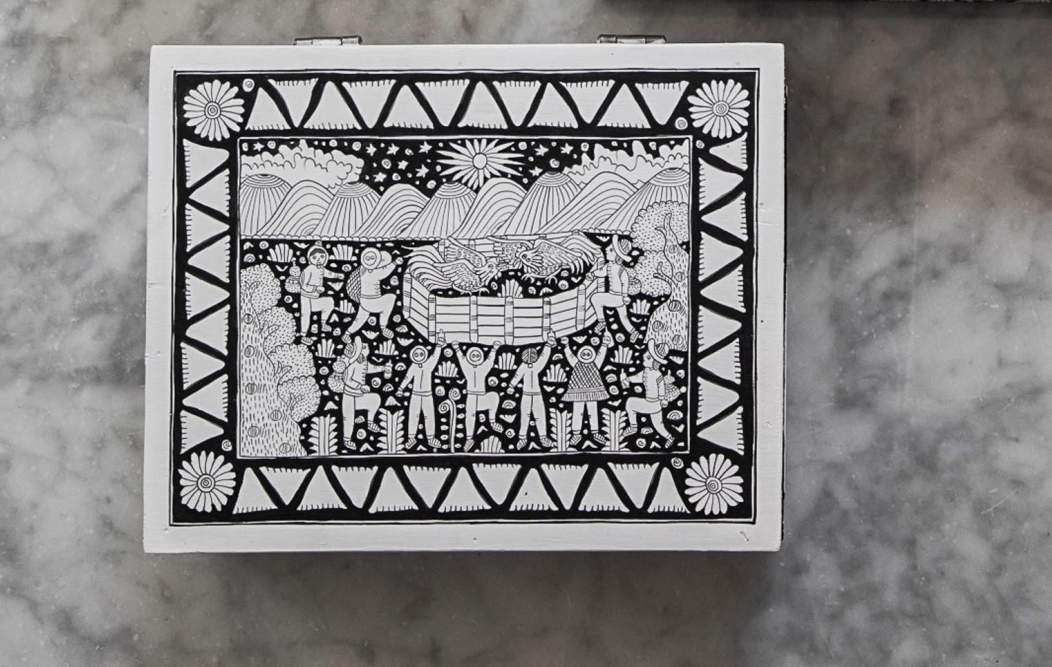 Xalitla box by Onora
Dimensions: 25 x 20 cm
Materials: Freehand painted wood

Hand painted tea box from Xalitla, Guerrero. The scenes painted on each piece portray everyday life in this region of Guerrero from agriculture and farming to