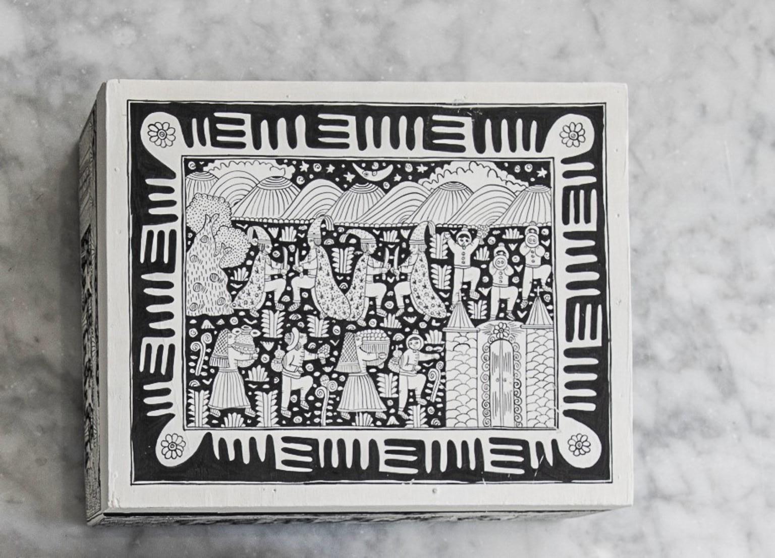 Xalitla-Schachtel von Onora
Abmessungen: 25 x 20 cm
Materialien: Freihand bemaltes Holz

Handbemalte Teedose aus Xalitla, Guerrero. Die auf jedem Stück gemalten Szenen zeigen den Alltag in dieser Region von Guerrero, von der Landwirtschaft bis