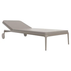 Chaise de soleil Xaloc beige par MOWEE