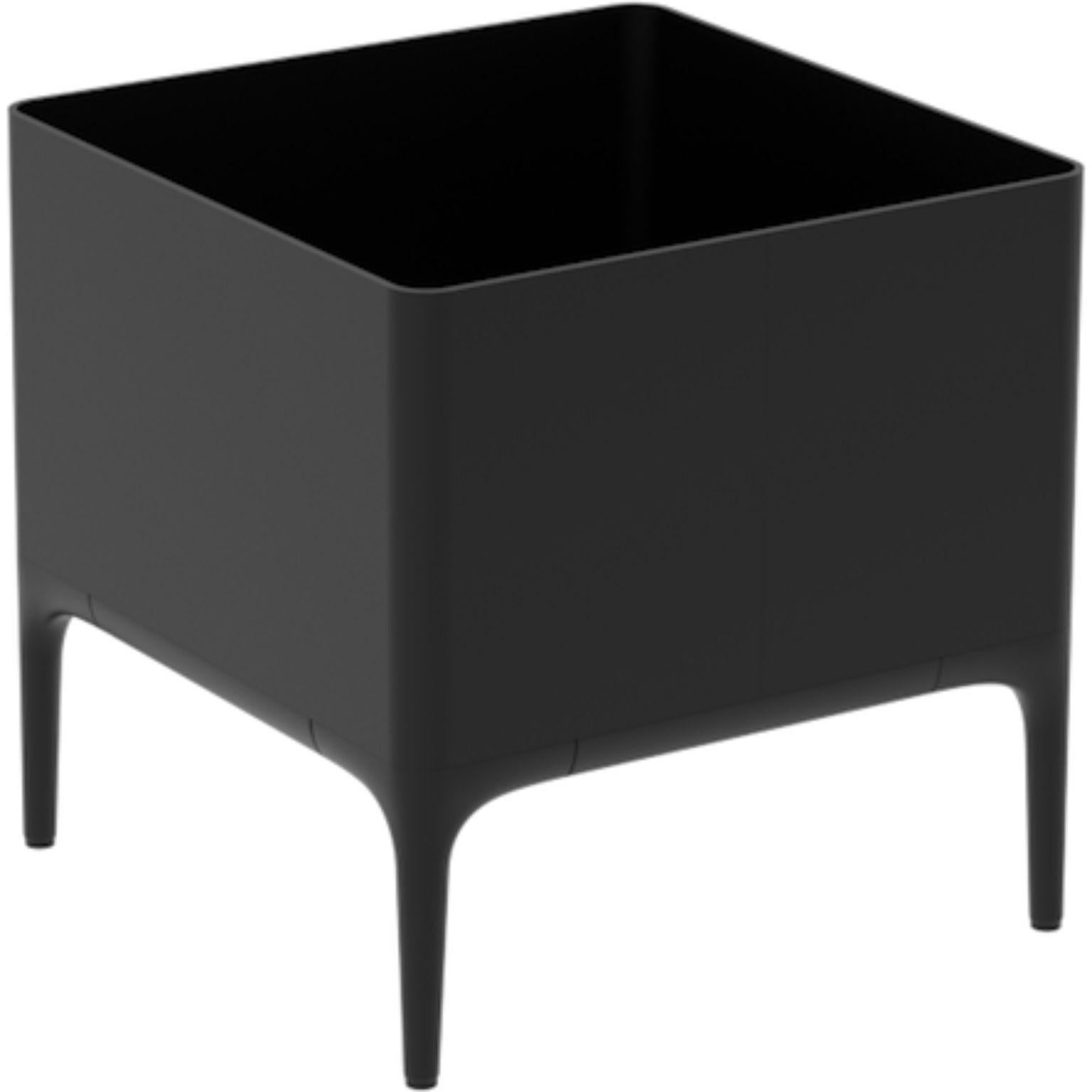 Xaloc black 45 pot by MOWEE
Dimensions: D45 x W45 x H45 cm
Material: aluminium
Weight: 8 kg
Also available in different colours and finishes. 

 Xaloc synthesizes the lines of interior furniture to extrapolate to the exterior, creating an