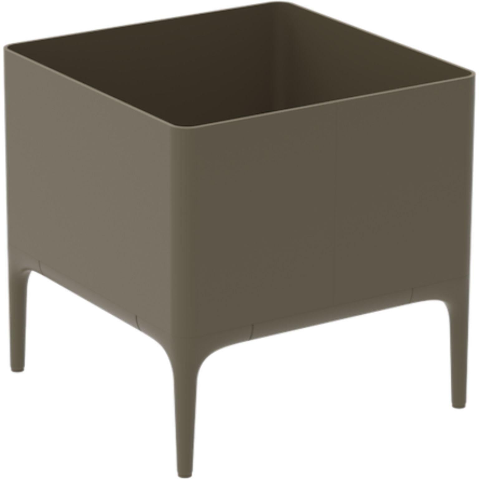 Xaloc Bronze 45 pot by MOWEE
Dimensions: D45 x W45 x H45 cm
Material: Aluminum
Weight: 8 kg
Also Available in different colors and finishes. 

 Xaloc synthesizes the lines of interior furniture to extrapolate to the exterior, creating an