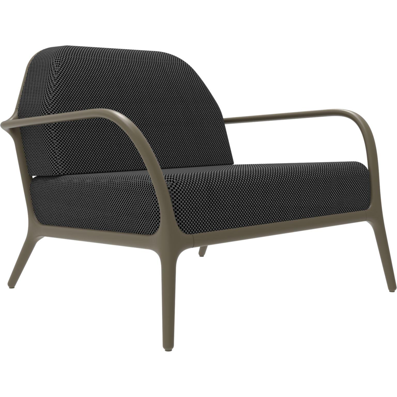 Xaloc Bronze Amchair by MOWEE
Dimensions: D 100 x W 102 x H 81 cm (Seat Height 42 cm)
Material: Aluminum, Upholstery
Weight: 29 kg
Also available in different colours and finishes. Please contact us.

 Xaloc synthesizes the lines of interior