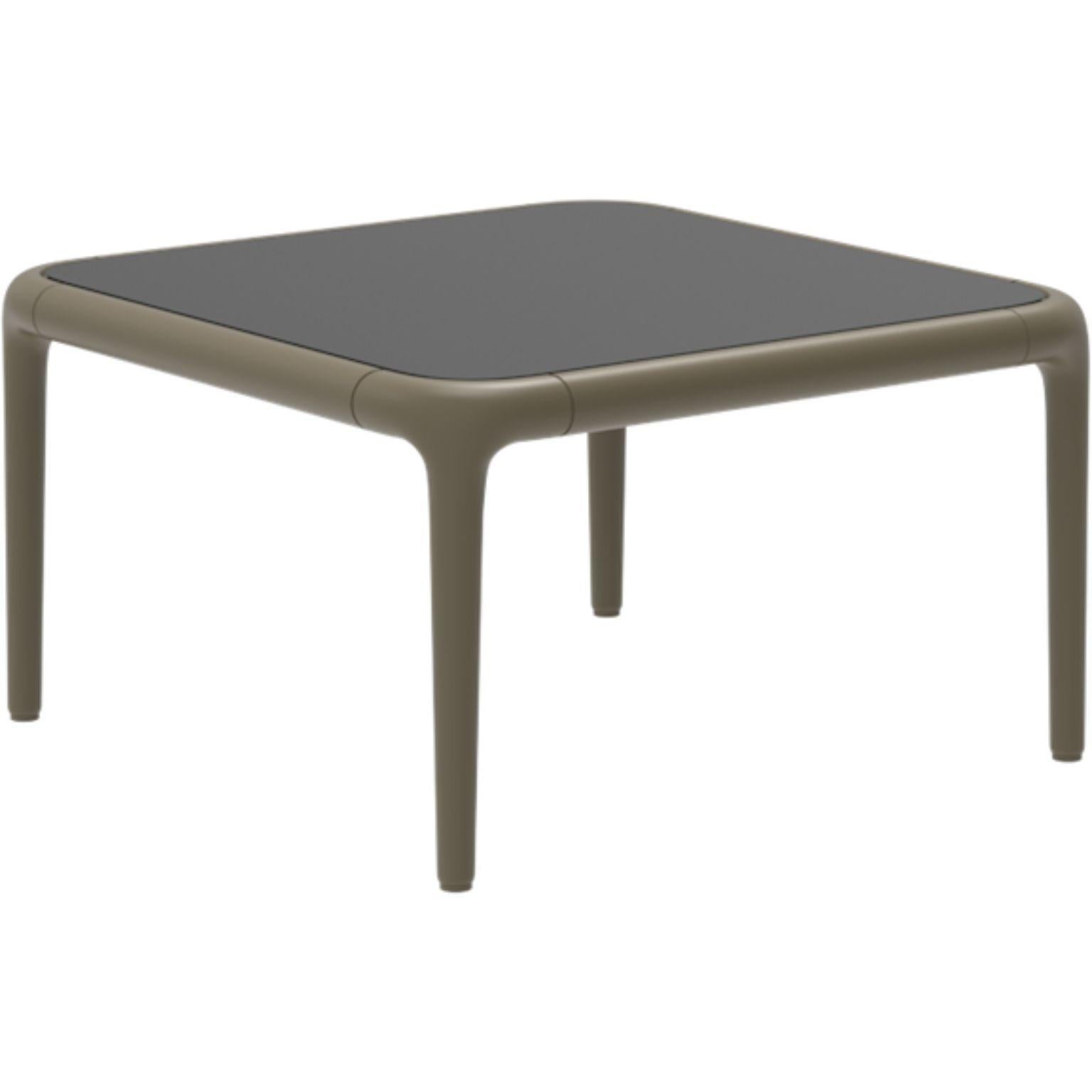 Xaloc bronze coffee table 50 with glass Top by Mowee
Dimensions: D 50 x W 50 x H 28 cm
Materials: Aluminum, tinted tempered glass top.
Also available in different aluminum colors and finishes (HPL Black Edge or Neolith).

Xaloc synthesizes the