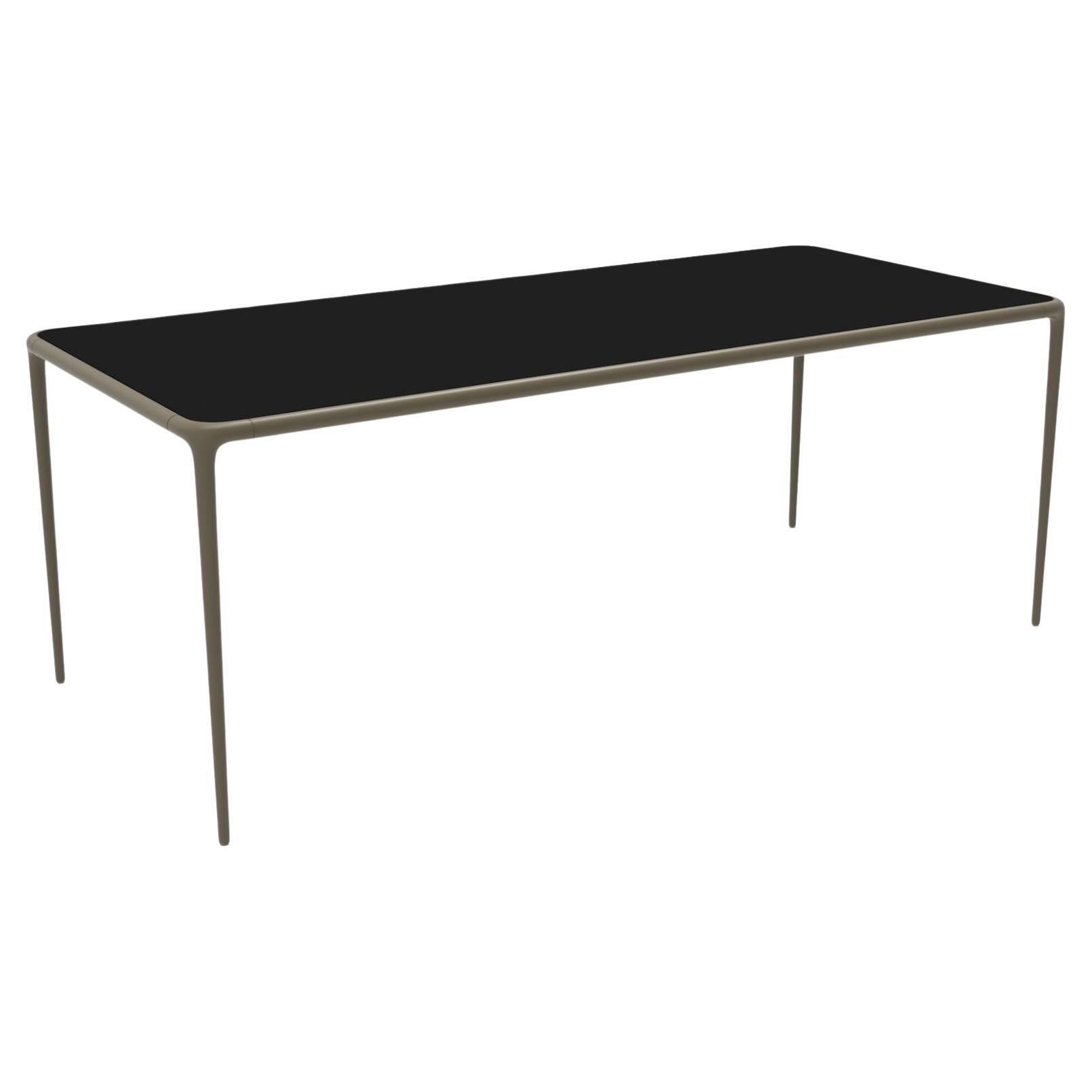 Xaloc Bronze-Tisch 200 mit Glasplatte von Mowee im Angebot