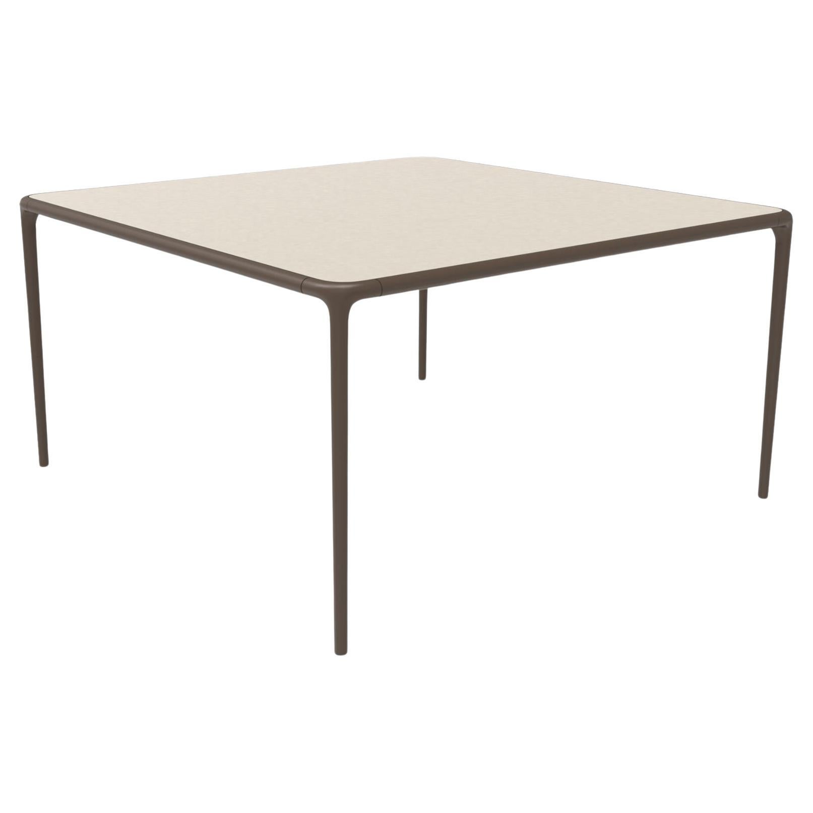 Table Xaloc 140 avec plateau en verre et bronze, par Mowee