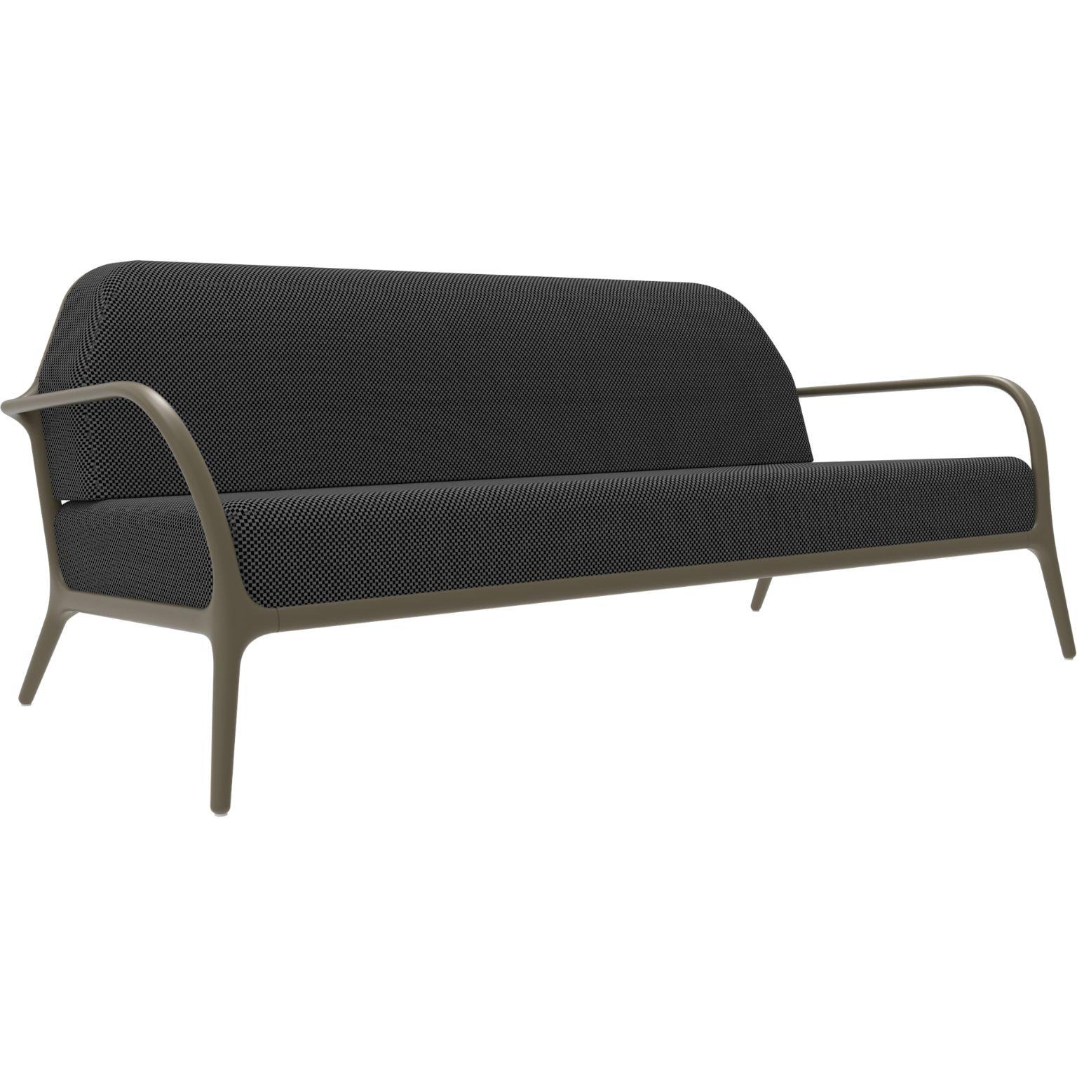Xaloc bronze sofá by MOWEE
Dimensions: D100 x W200 x H81 cm (Seat Height 42 cm)
Material: Aluminium, Textile
Weight: 46 kg
Also Available in different colors and finishes. 

 Xaloc synthesizes the lines of interior furniture to extrapolate to