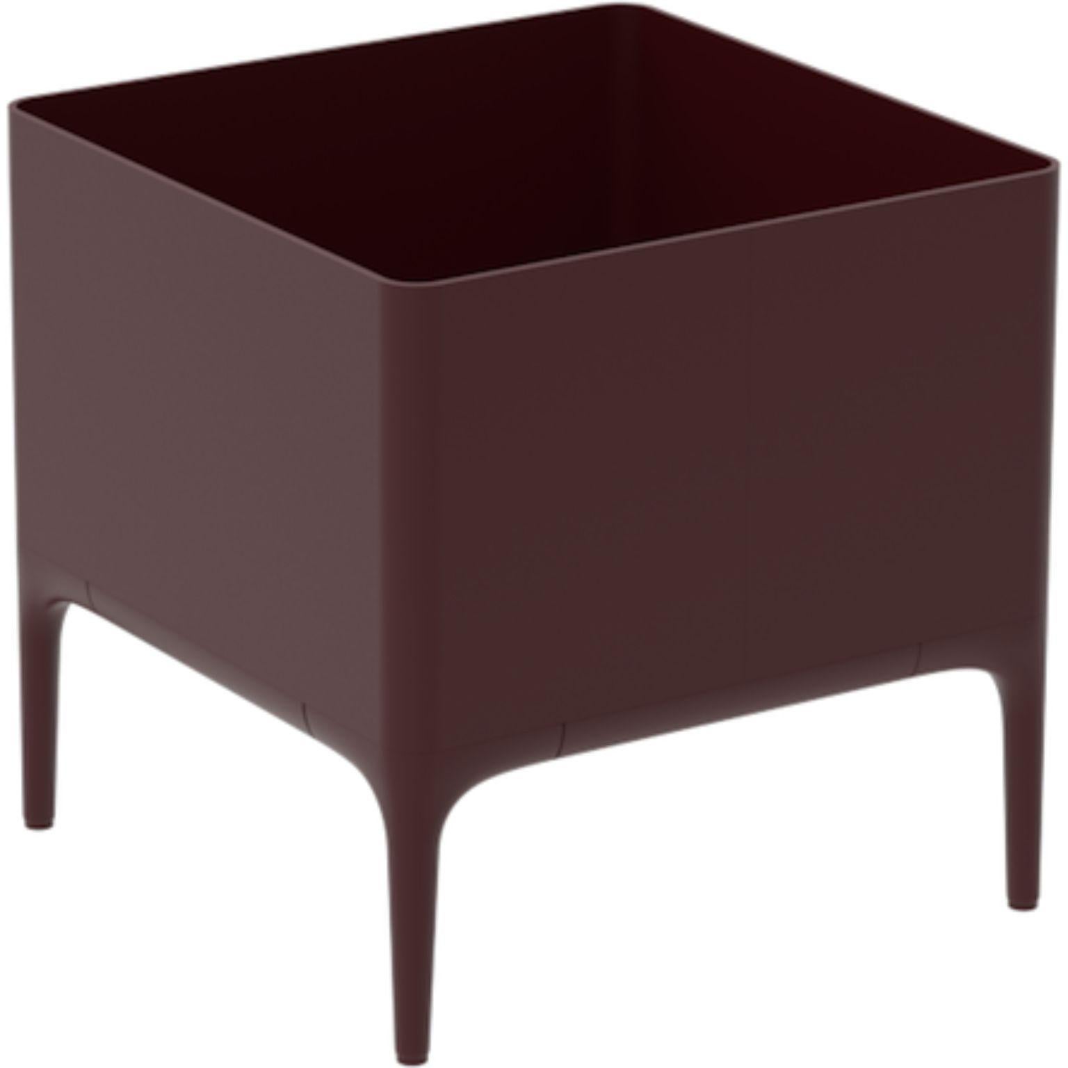 Xaloc Burgundy 45 pot by Mowee
Dimensions: D 45 x W 45 x H 45 cm
Material: Aluminium
Weight: 8 kg
Also available in different colours and finishes.

 Xaloc synthesizes the lines of interior furniture to extrapolate to the exterior, creating an