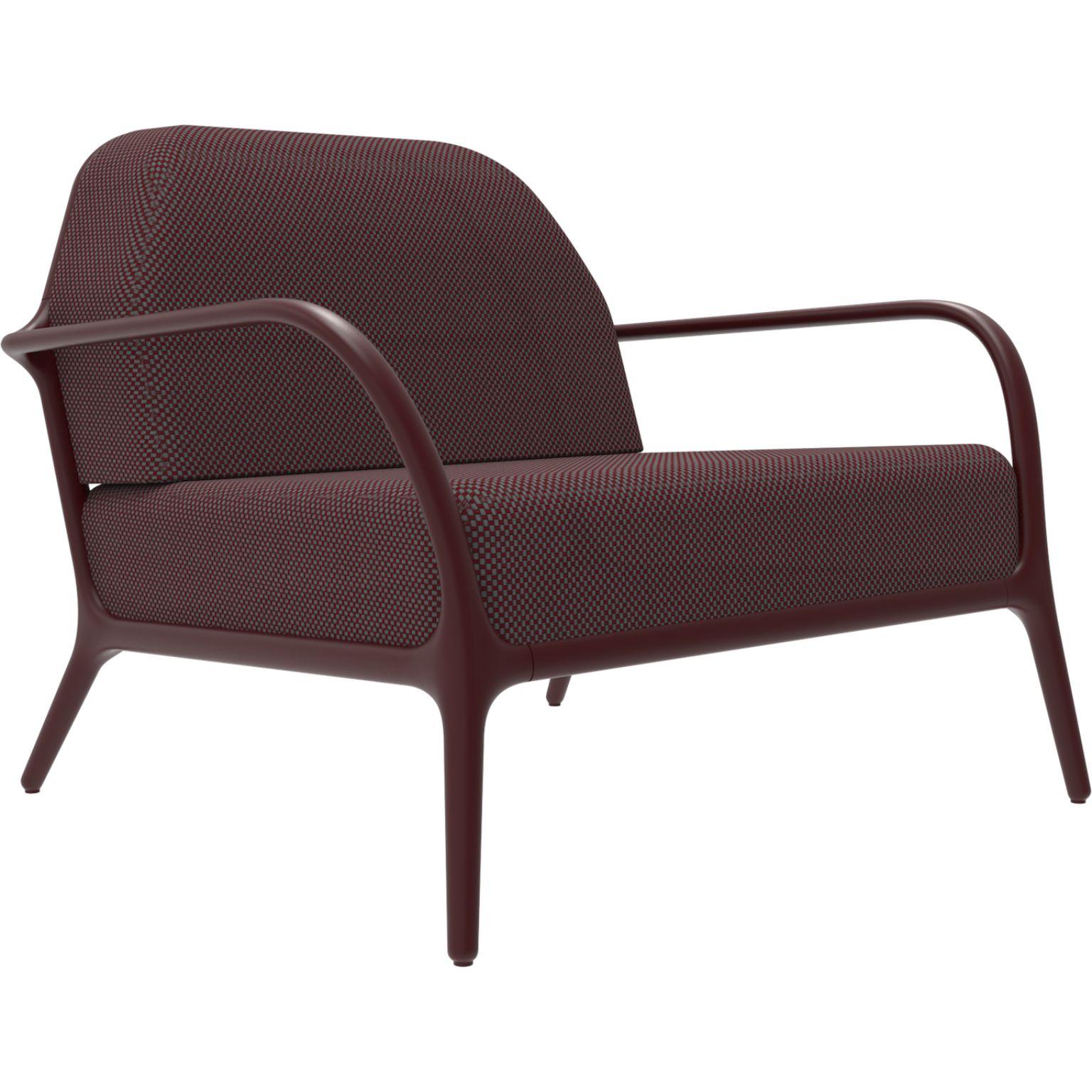 Xaloc Burgundy Amchair by MOWEE
Dimensions: D 100 x W 102 x H 81 cm (Seat Height 42 cm)
Material: Aluminum, Upholstery
Weight: 29 kg
Also available in different colours and finishes. Please contact us.

 Xaloc synthesizes the lines of interior