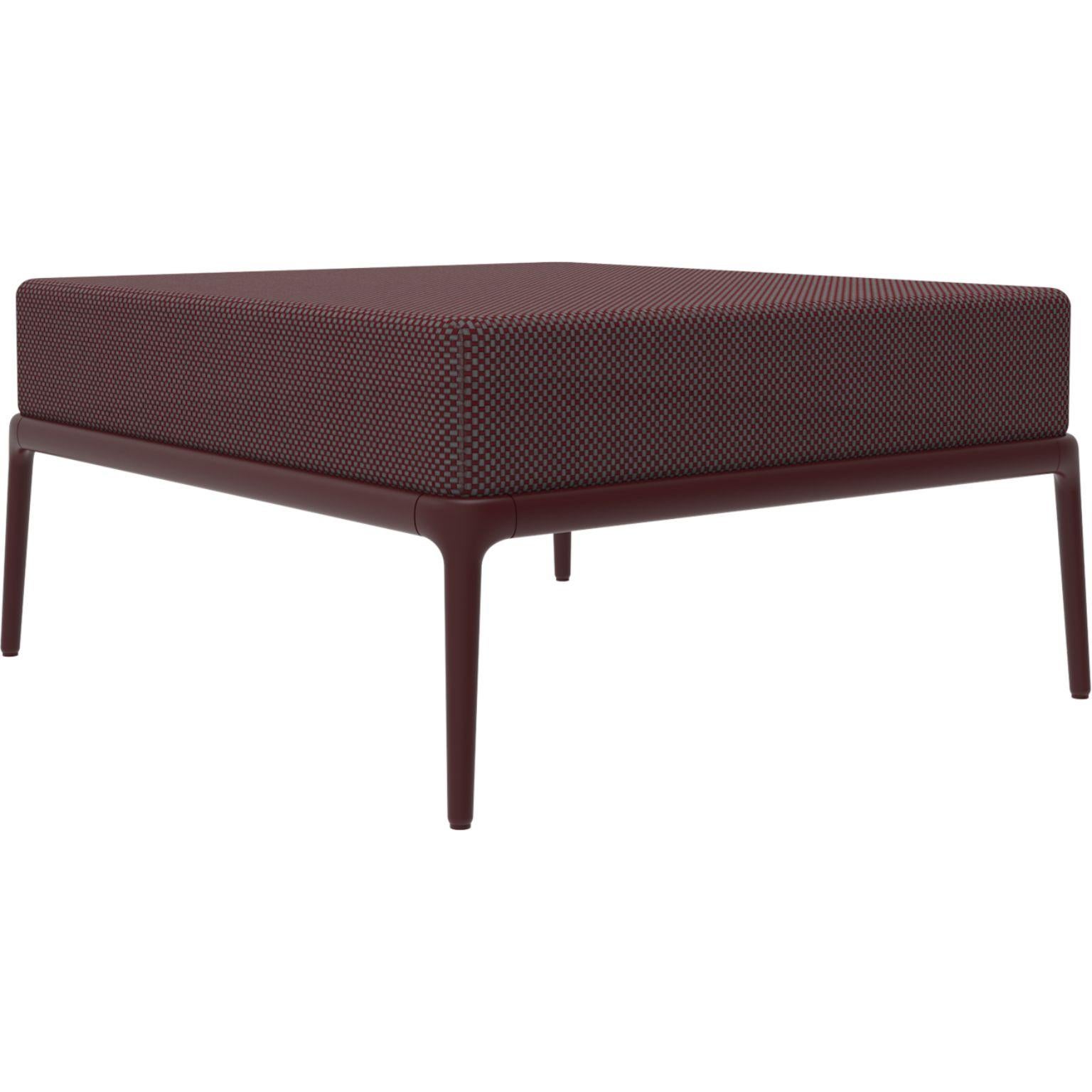 Chaise longue Xaloc bordeaux di Mowee.
Dimensioni: P82 x W90 x H43 cm
Materiale: Alluminio, Tessuto
Peso: 13 kg
Disponibile anche in diversi colori e finiture. 

 Xaloc sintetizza le linee degli arredi interni per estenderle all'esterno,