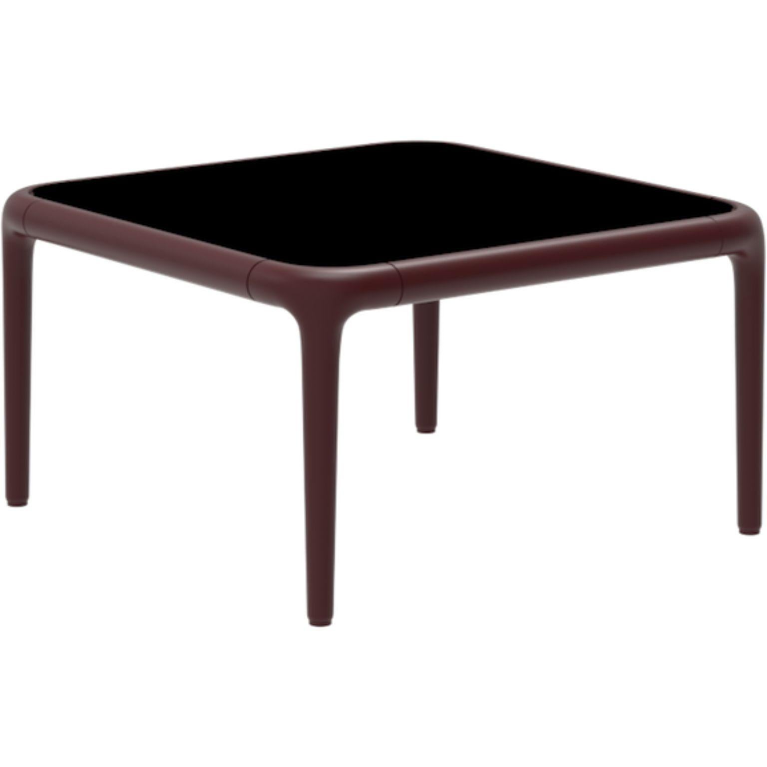 Xaloc Burgundy coffee table 50 with glass top by Mowee
Dimensions: D 50 x W 50 x H 28 cm
Materials: Aluminum, tinted tempered glass top.
Also available in different aluminum colors and finishes (HPL Black Edge or Neolith).

Xaloc synthesizes