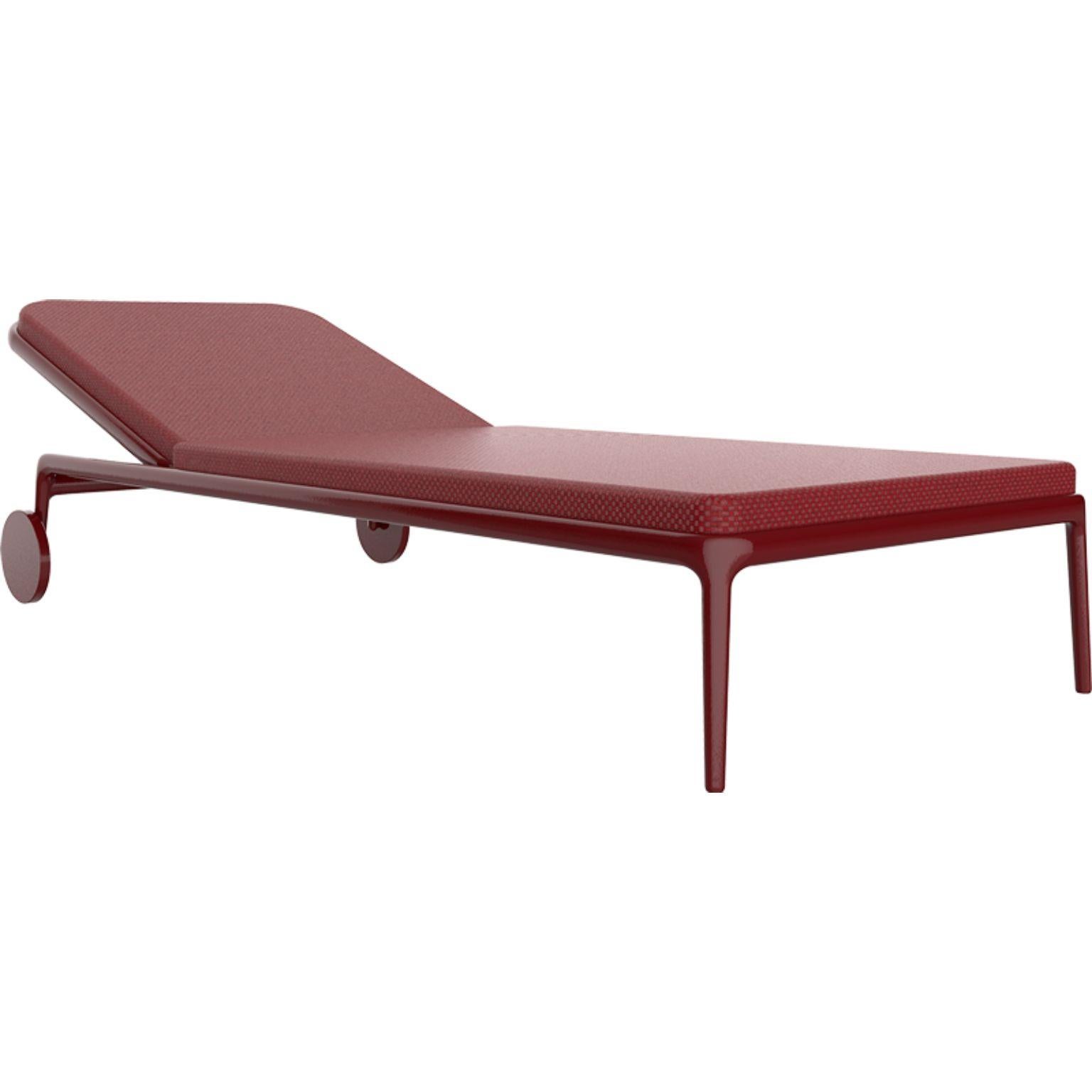 Xaloc burgundy sun chair by Mowee
Dimensions: D82 x W195 x H33 cm
Material: Aluminium, Textile
Weight: 24 kg
Also Available in different colours and finishes.

 Xaloc synthesizes the lines of interior furniture to extrapolate to the exterior,