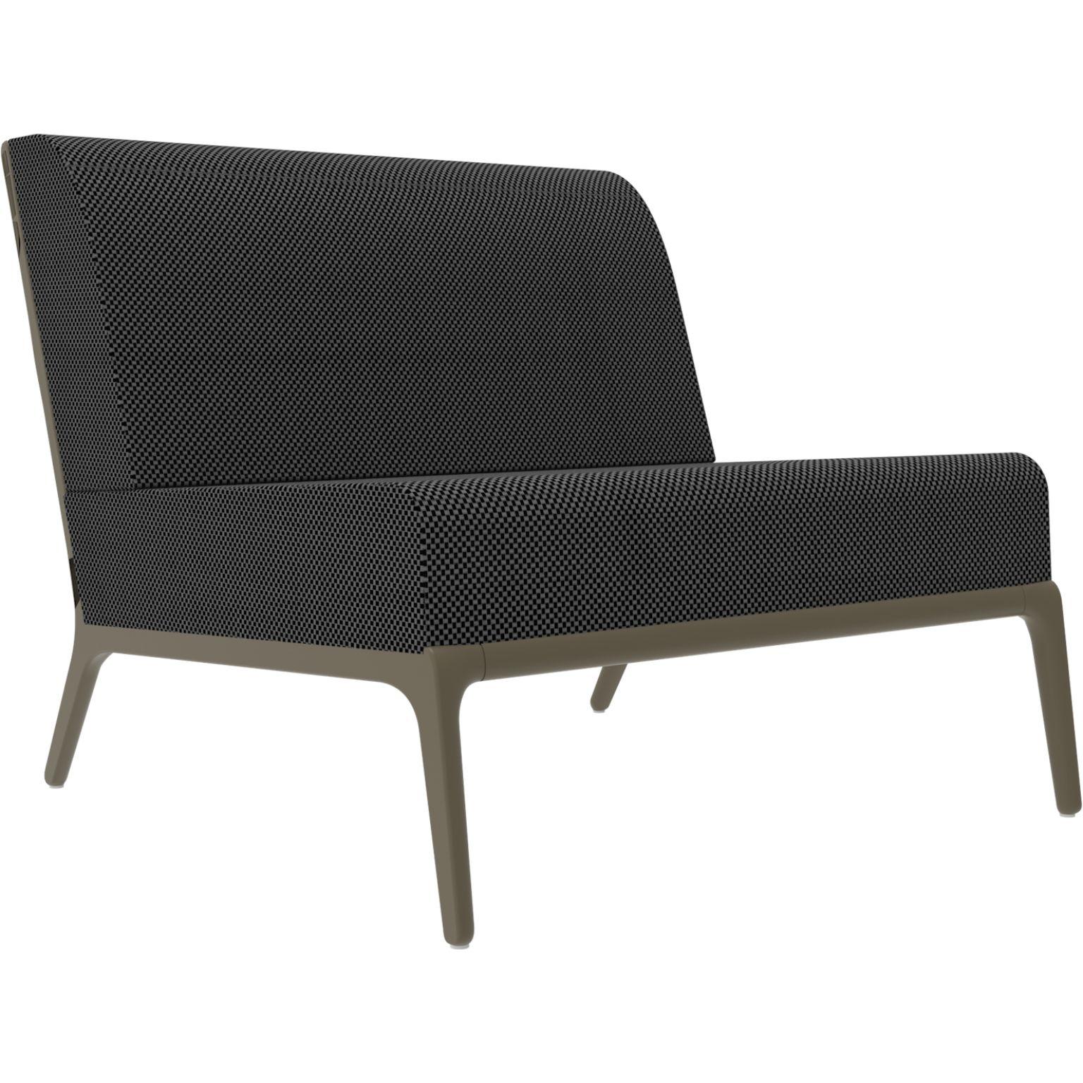 Sofá modular Xaloc central 90 bronce by MOWEE
Dimensiones: P100 x An 90 x Al 81 cm (Altura del asiento 42 cm)
Material: Aluminio, Textil
Peso: 24 kg
También disponible en distintos colores y acabados. 

 Xaloc sintetiza las líneas del