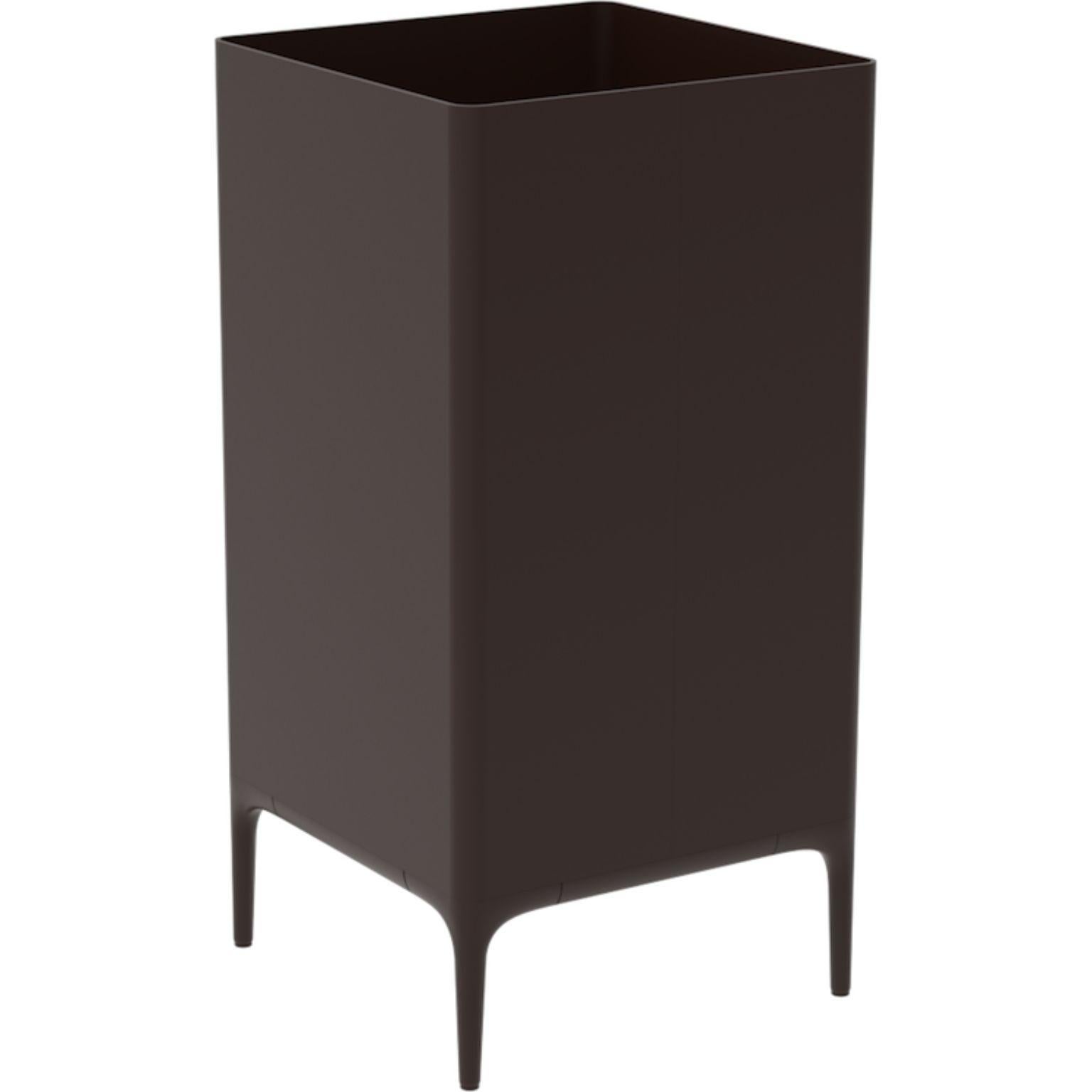 Pentola Xaloc al cioccolato 95 di MOWEE
Dimensioni: P45 x L45 x H90 cm
Materiale: alluminio
Peso: 12 kg
Disponibile anche in diversi colori e finiture. 

 Xaloc sintetizza le linee degli arredi interni per estenderle all'esterno, creando una