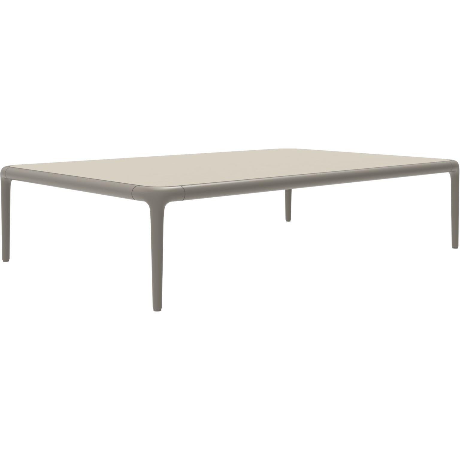Table basse crème Xaloc 120 avec plateau en verre par Mowee.
Dimensions : 120 x 80 x 28 cm : D120 x L80 x H28 cm.
Matériaux : Aluminium, plateau en verre trempé teinté.
Également disponible dans différentes couleurs et finitions d'aluminium (HPL
