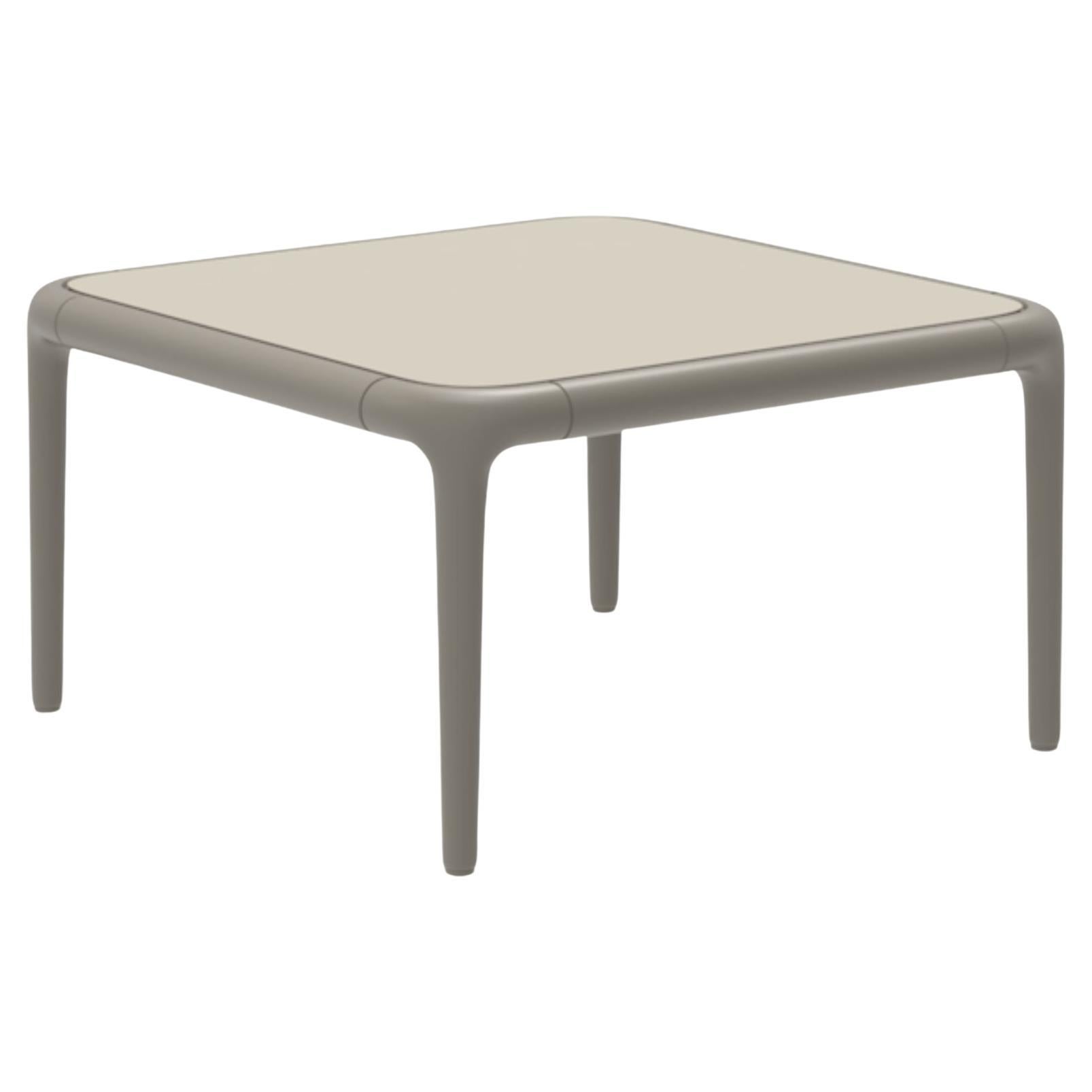 Table basse Xaloc couleur crème 50 avec plateau en verre par Mowee