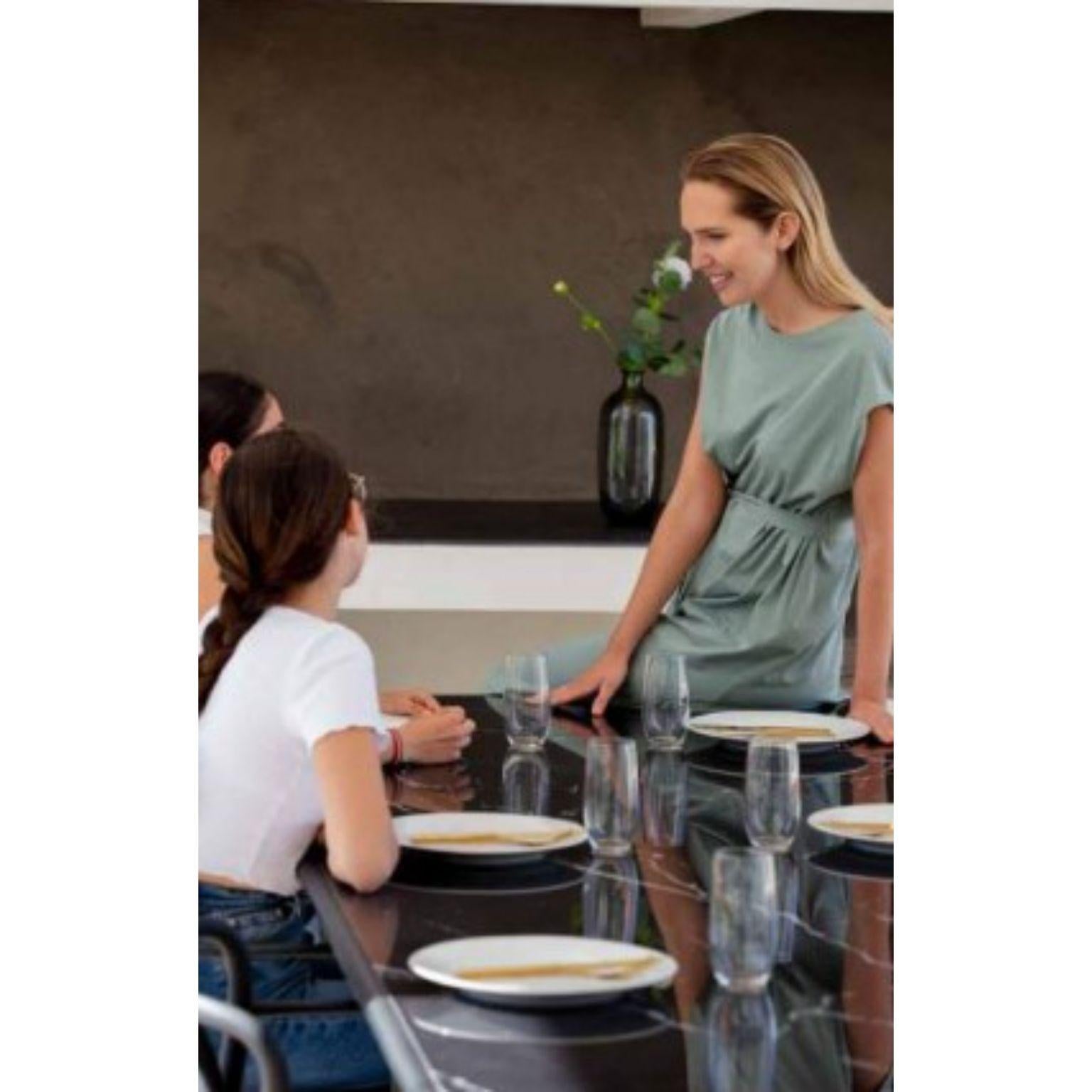 Alluminio Xaloc Tavolo 140 con piano in vetro color crema di Mowee in vendita