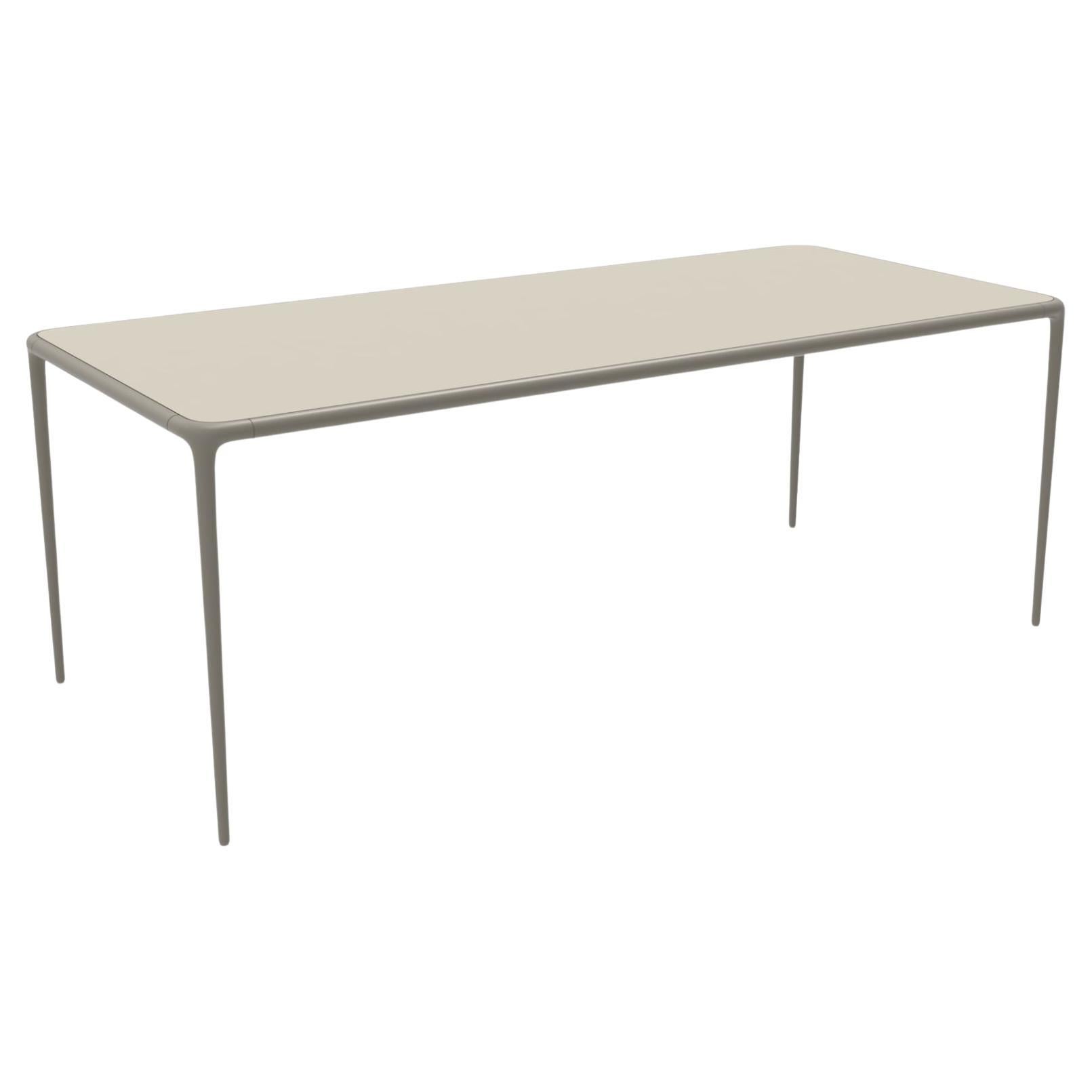 Table Xaloc 200 avec plateau en verre crème par Mowee