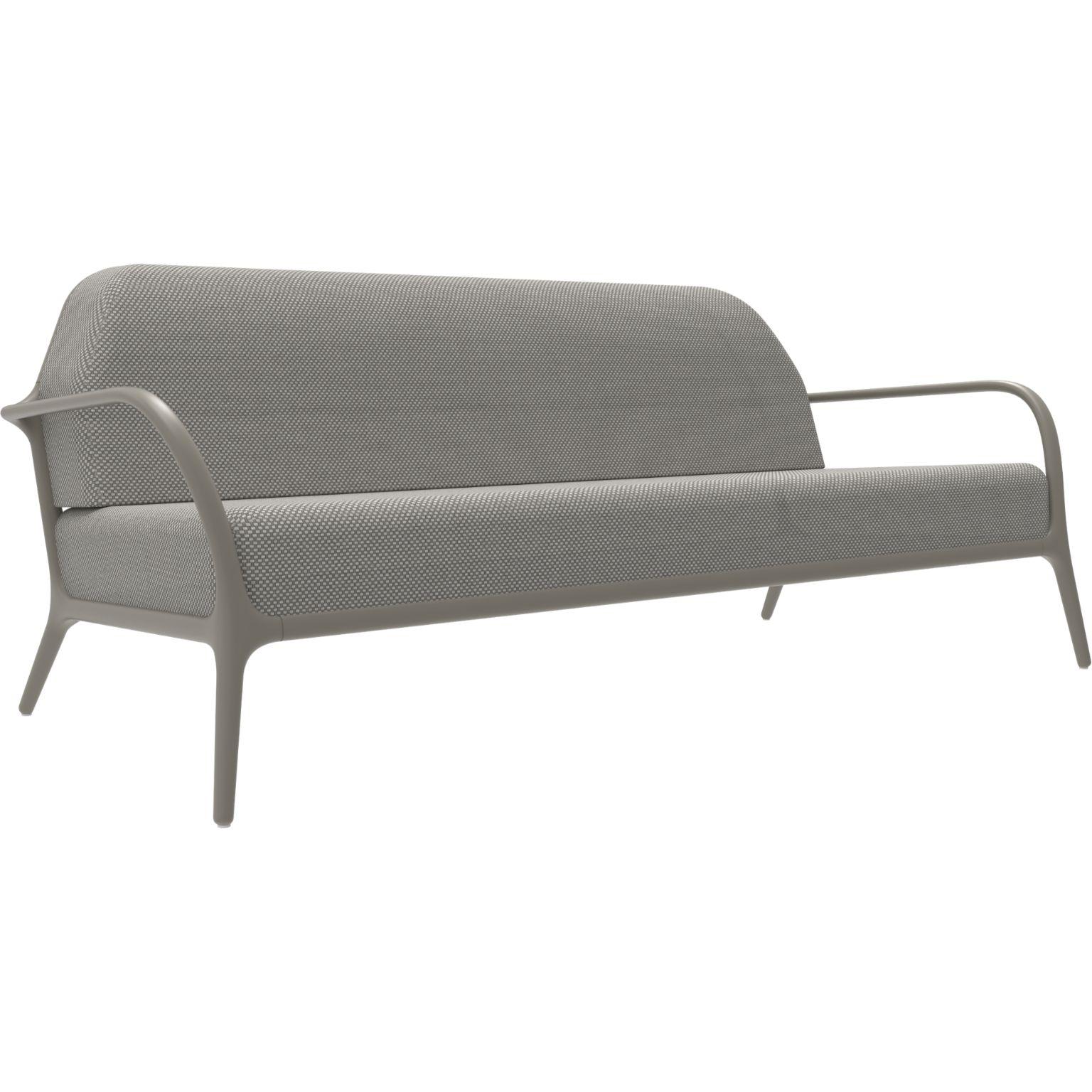 Xaloc cream sofa by MOWEE
Dimensions: D100 x W200 x H81 cm (Seat Height 42 cm)
Material: aluminium, textile
Weight: 46 kg
Also available in different colours and finishes. 

 Xaloc synthesizes the lines of interior furniture to extrapolate to