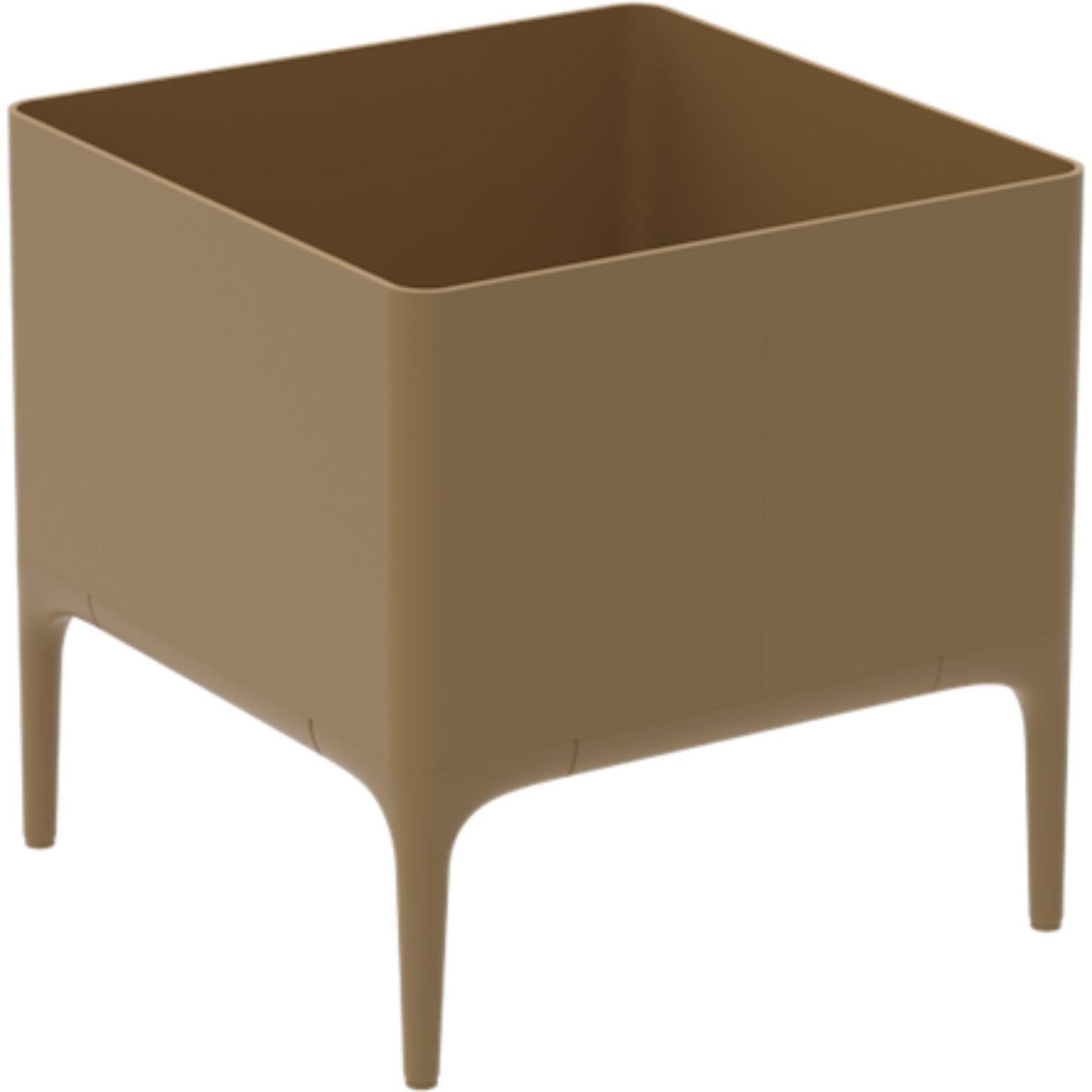 Xaloc gold 45 pot by Mowee
Dimensions: D 45 x W 45 x H 45 cm
Material: Aluminium
Weight: 8 kg
Also available in different colours and finishes.

 Xaloc synthesizes the lines of interior furniture to extrapolate to the exterior, creating an