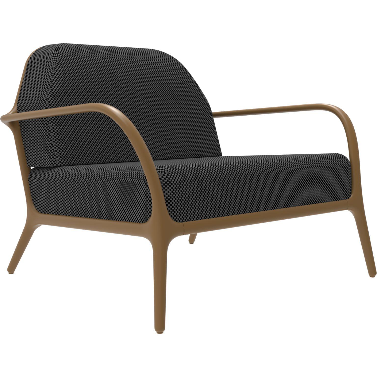 Xaloc Gold Amchair by MOWEE
Dimensions: D 100 x W 102 x H 81 cm (Seat Height 42 cm)
Material: Aluminum, Upholstery
Weight: 29 kg
Also available in different colours and finishes. Please contact us.

 Xaloc synthesizes the lines of interior furniture