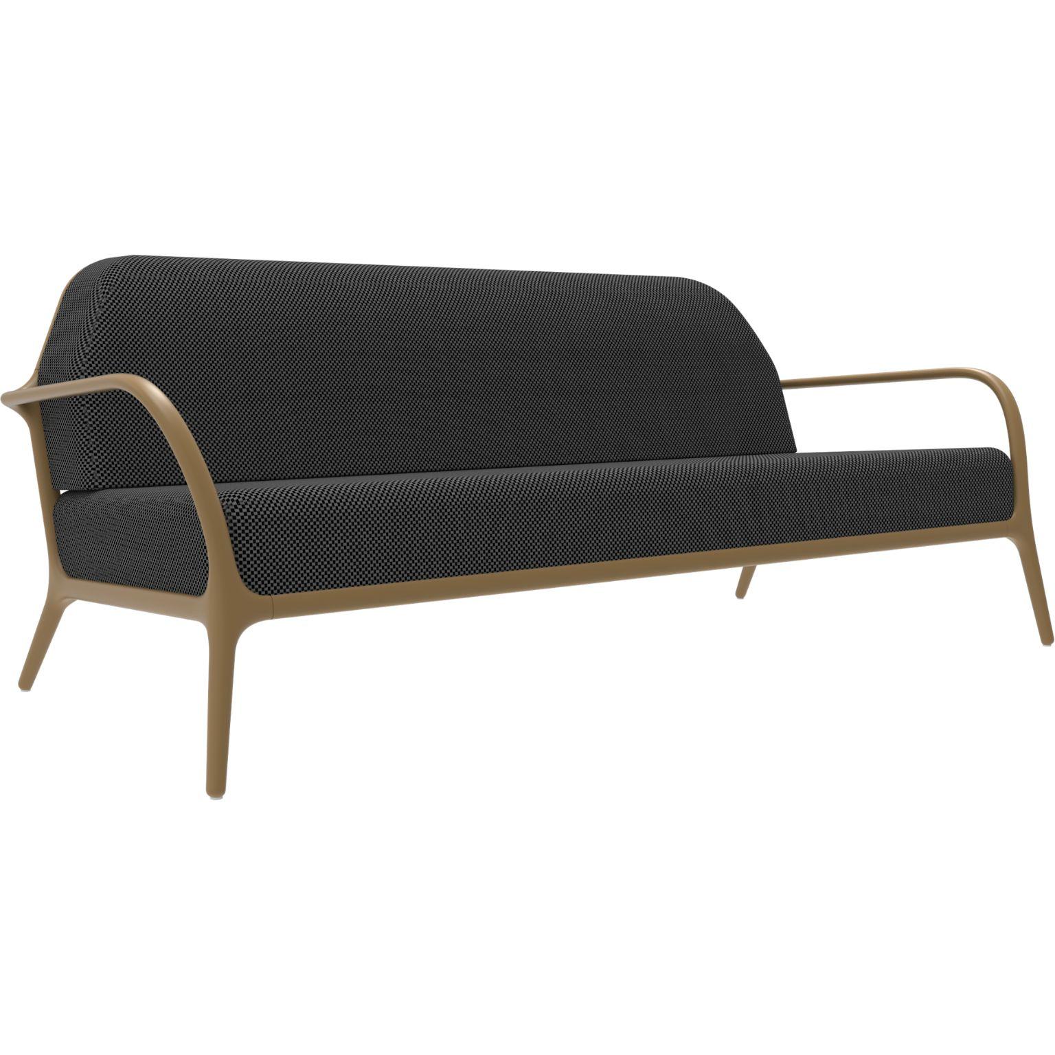 Xaloc gold sofa by MOWEE
Dimensions: D100 x W200 x H81 cm (Seat Height 42 cm)
Material: Aluminum, Textile
Weight: 46 kg
Also Available in different colors and finishes.

 Xaloc synthesizes the lines of interior furniture to extrapolate to the