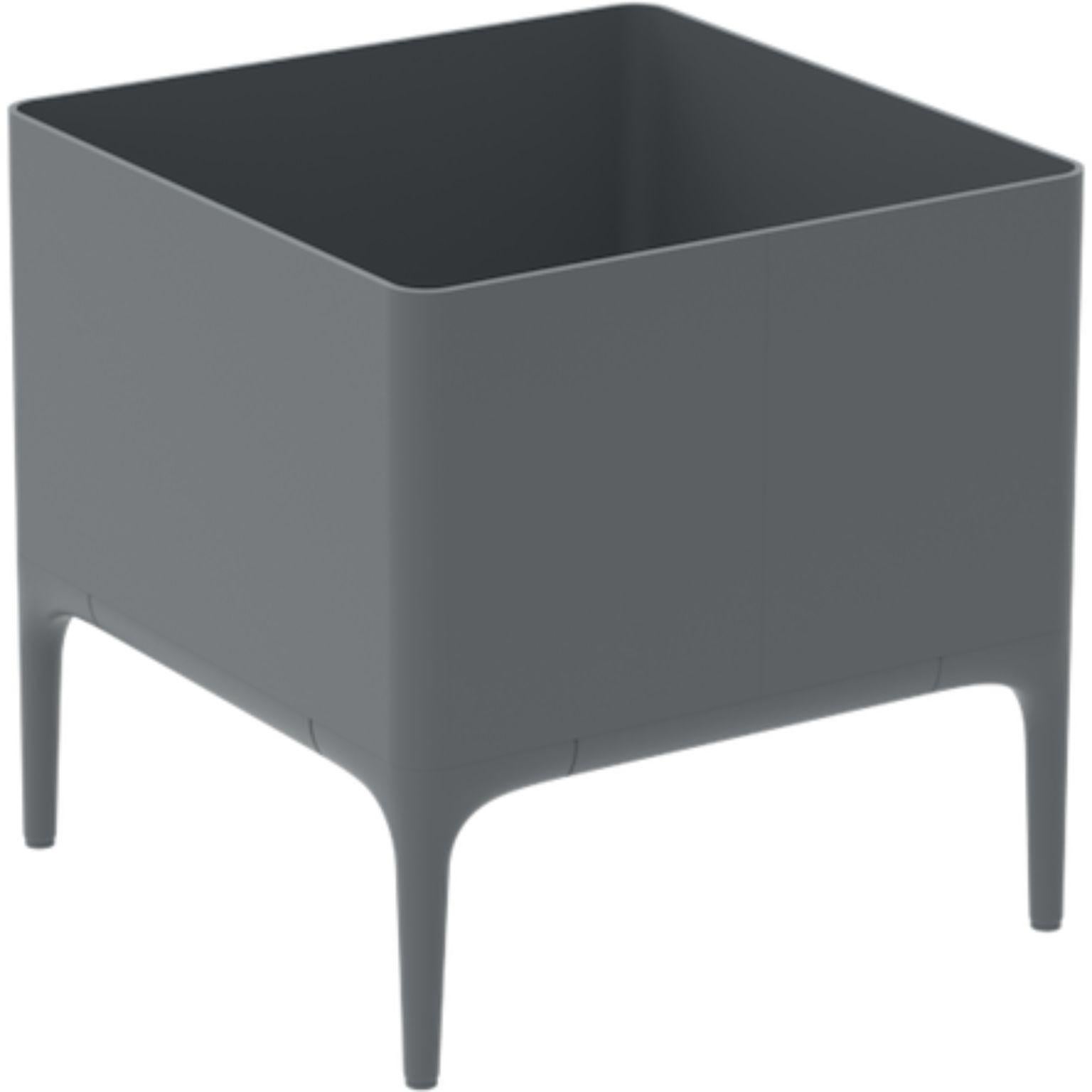 Xaloc grey 45 pot by Mowee
Dimensions: D45 x W45 x H45 cm
Material: Aluminium
Weight: 8 kg
Also Available in different colours and finishes.

 Xaloc synthesizes the lines of interior furniture to extrapolate to the exterior, creating an