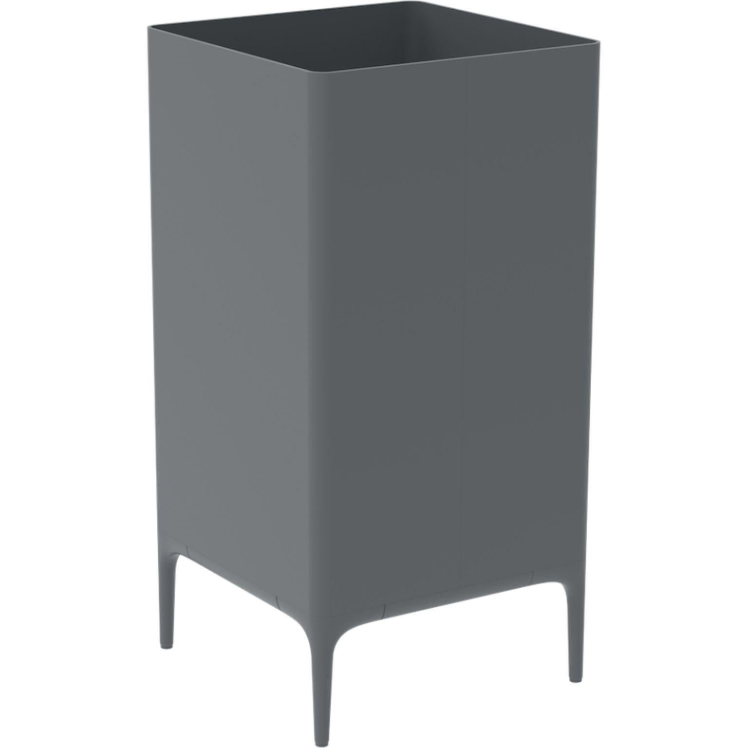 Xaloc grey 95 pot by MOWEE
Dimensions: D45 x W45 x H90 cm
Material: aluminium
Weight: 12 kg
Also available in different colours and finishes. 

 Xaloc synthesizes the lines of interior furniture to extrapolate to the exterior, creating an