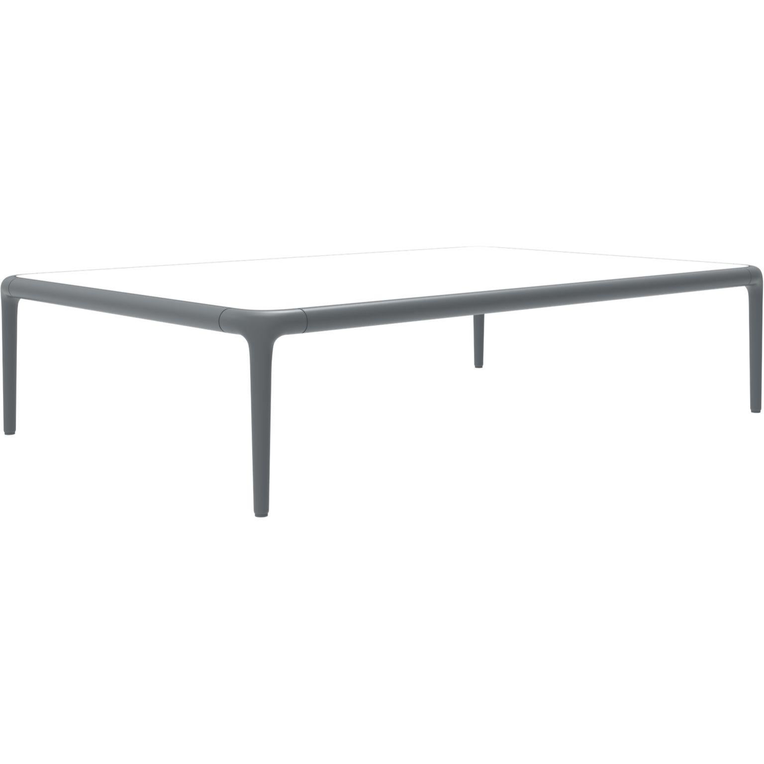 Xaloc table basse grise 120 avec plateau en verre par Mowee.
Dimensions : 120 x 80 x 28 cm : D120 x L80 x H28 cm.
Matériaux : Aluminium, plateau en verre trempé teinté.
Également disponible dans différentes couleurs et finitions d'aluminium (HPL