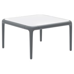 Table basse grise Xaloc 50 avec plateau en verre de Mowee