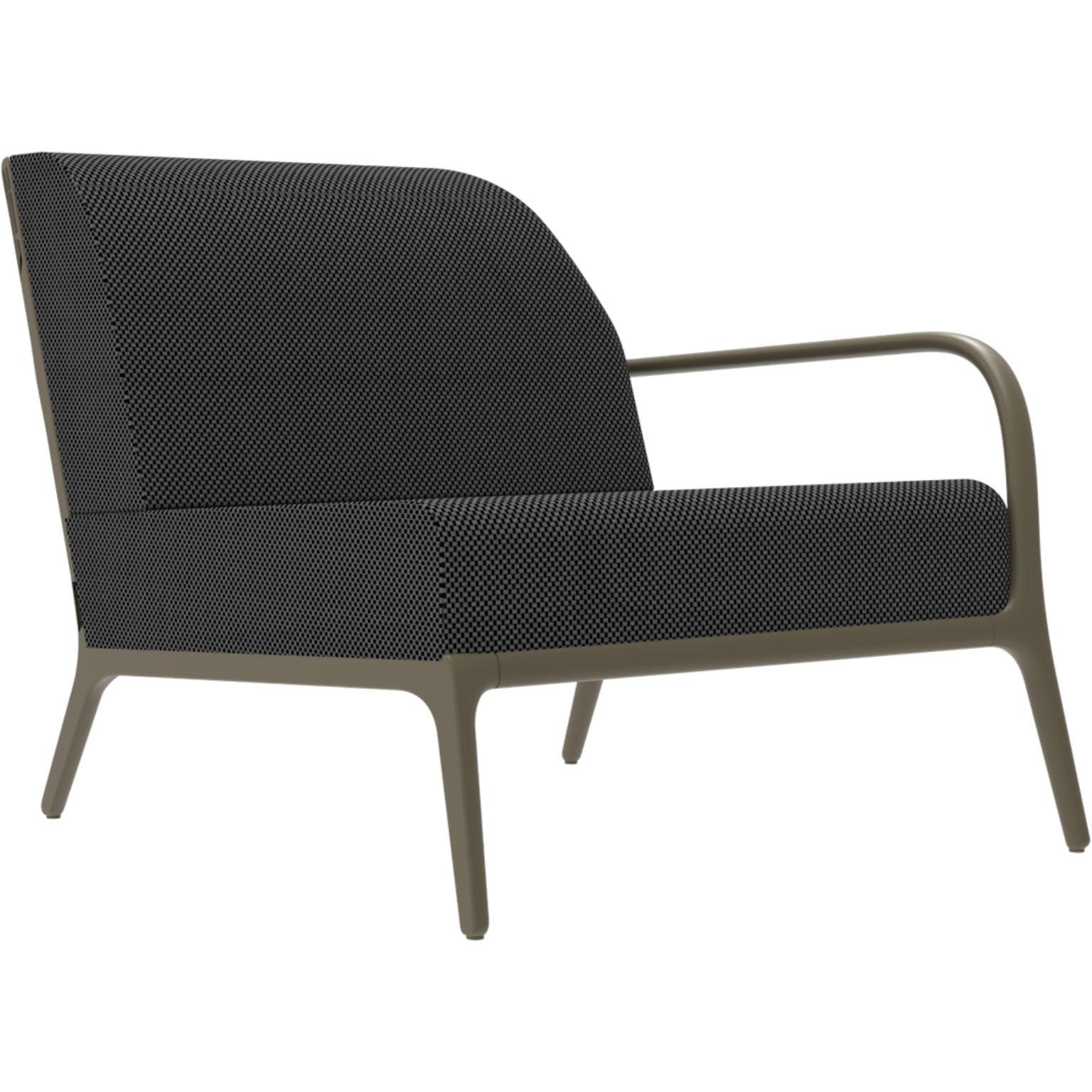 Xaloc Left 90 Bronze Modulares Sofa von MOWEE
Abmessungen: T100 x B90 x H81 cm (Sitzhöhe 42 cm)
MATERIAL: Aluminium, Textil
Gewicht: 25 kg
Auch in verschiedenen Farben und Ausführungen erhältlich. 

 Xaloc synthetisiert die Linien der