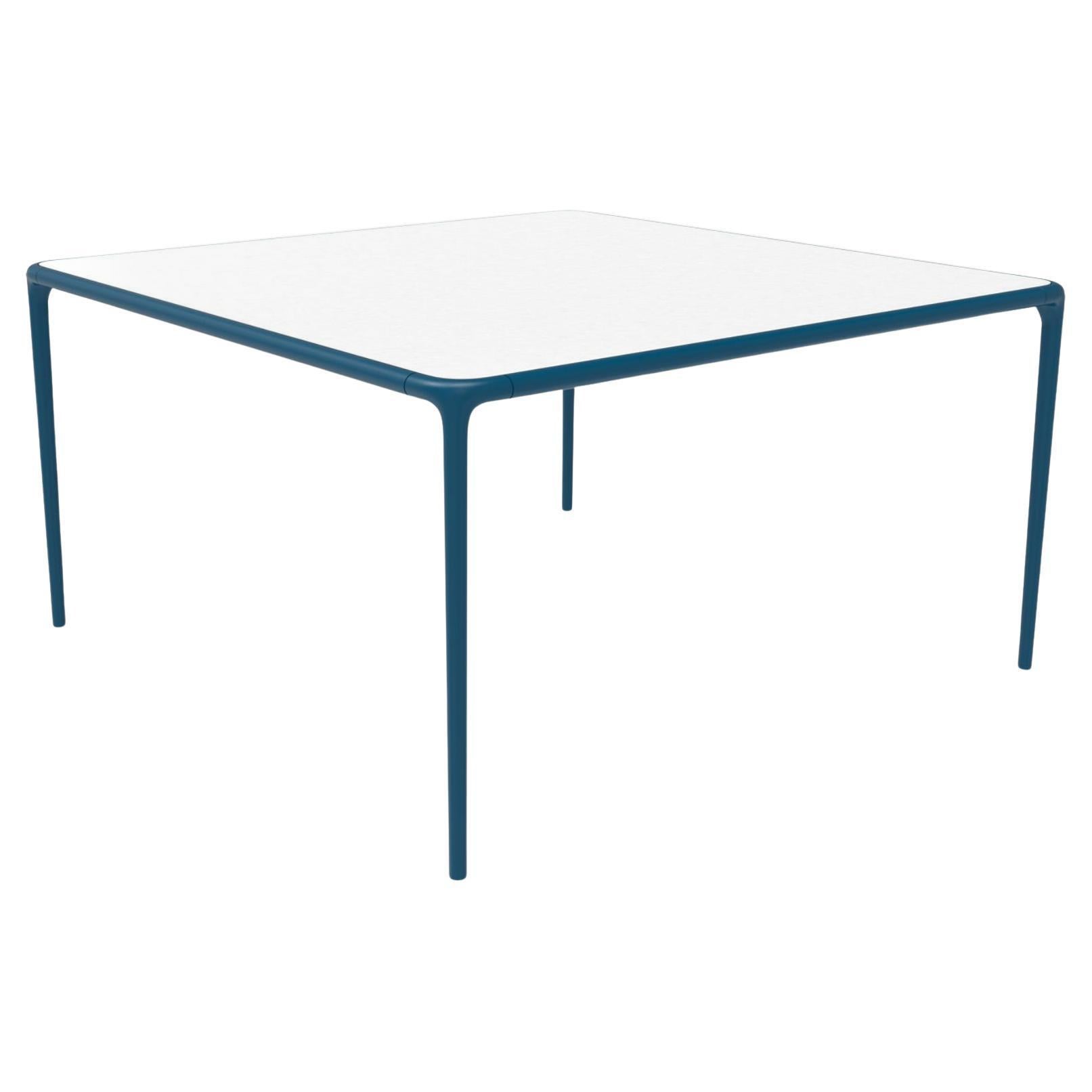 Mesa 140 con tapa de cristal azul marino Xaloc by Mowee
