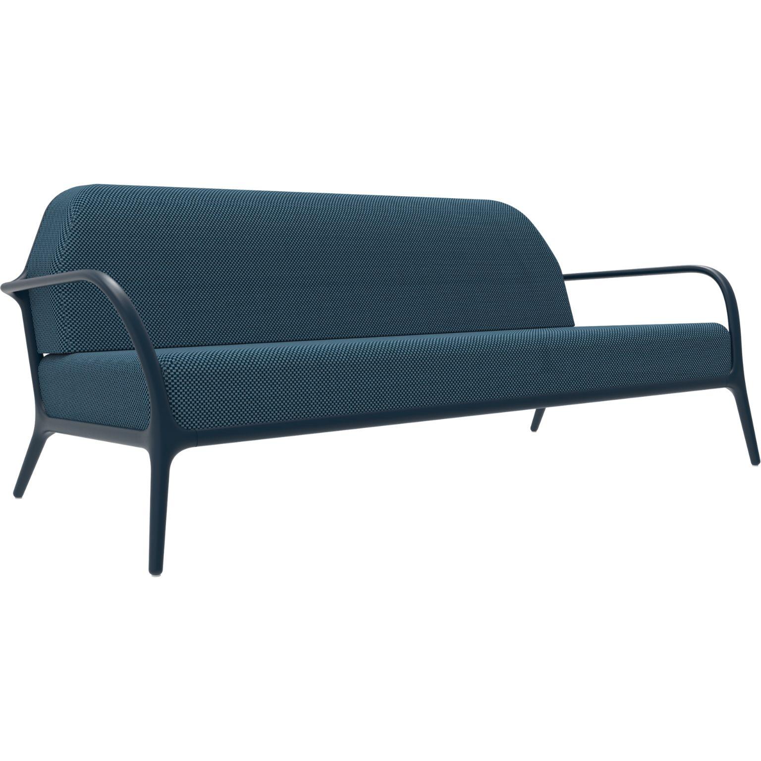 Xaloc Navy sofá by MOWEE
Dimensions: D100 x W200 x H81 cm (Seat Height 42 cm)
Material: Aluminium, Textile
Weight: 46 kg
Also Available in different colors and finishes. 

 Xaloc synthesizes the lines of interior furniture to extrapolate to