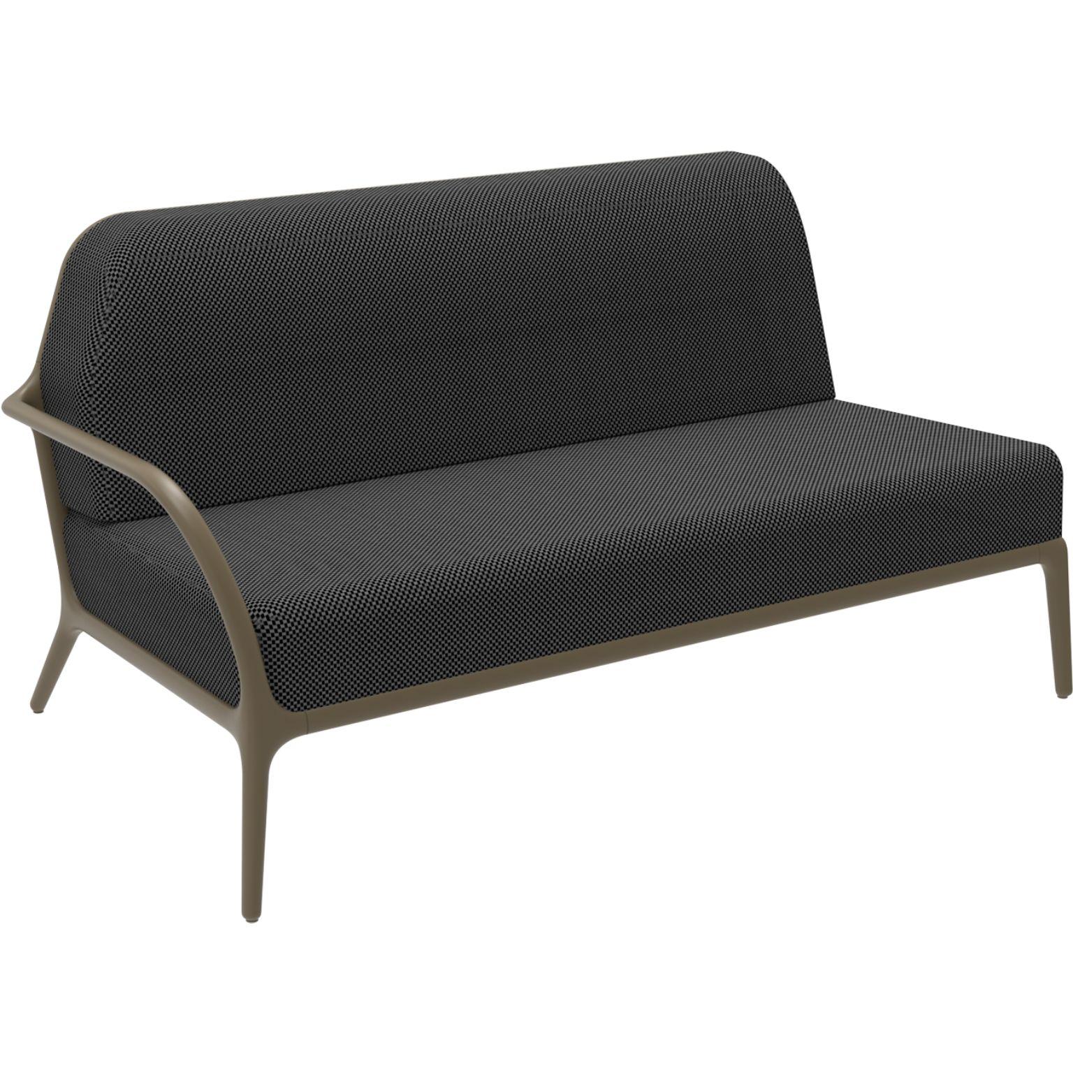 Xaloc right 160 bronze modular sofa by Mowee
Dimensions: D 100 x W 160 x H 81 cm (Seat Height 42 cm)
Material: Aluminium, Textile
Weight: 37 kg
Also available in different colours and finishes.

 Xaloc synthesizes the lines of interior
