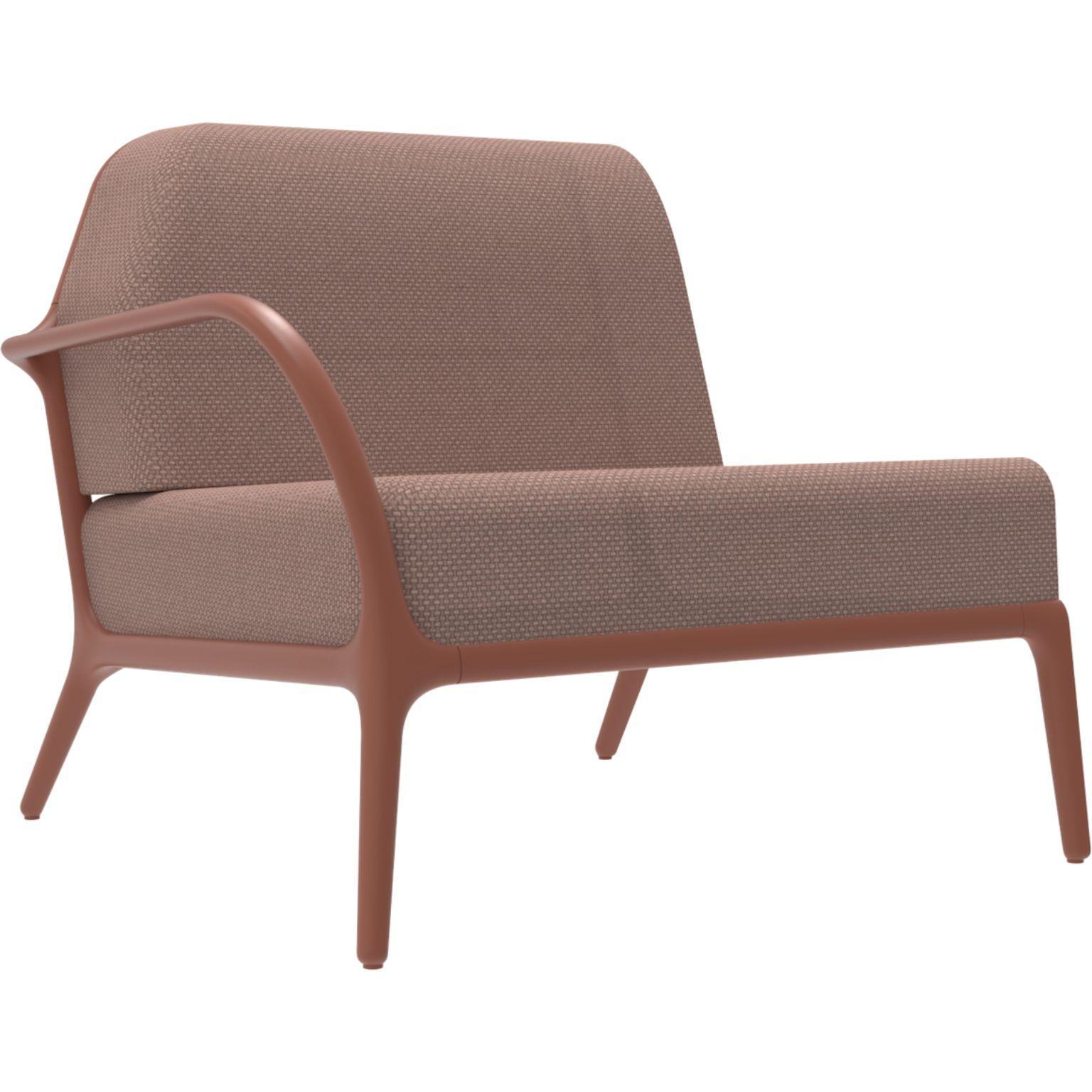 Xaloc derecho 90 Salmón Sofá modular by Mowee
Dimensiones: P 100 x An 90 x Al 81 cm (Altura del asiento 42 cm)
Material: Aluminio, Textil
Peso: 25 kg
También disponible en distintos colores y acabados.

 Xaloc sintetiza las líneas del