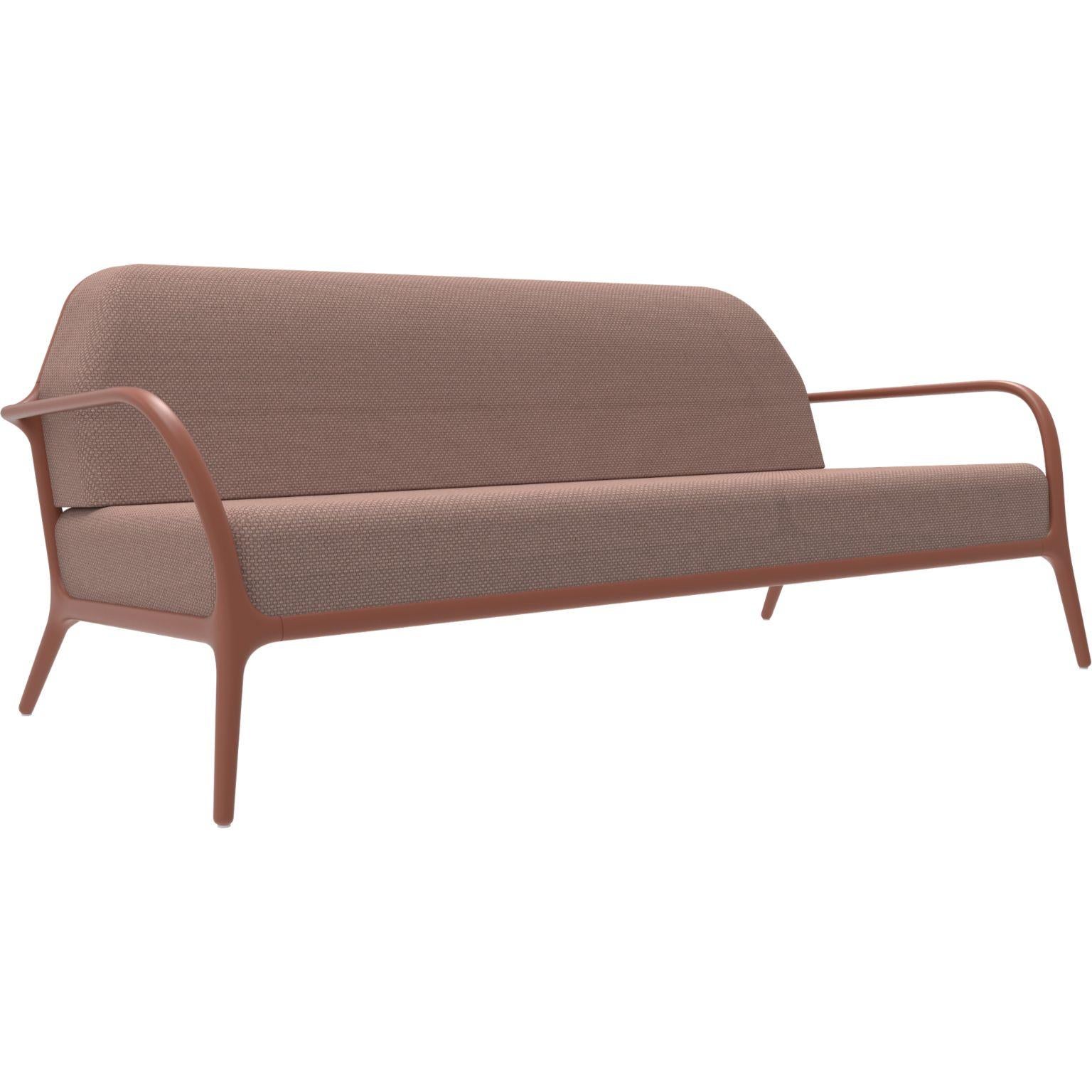 Xaloc Salmon sofa by Mowee
Dimensions: D 100 x W 200 x H 81 cm (Seat height 42 cm)
Material: Aluminium, Textile
Weight: 46 kg
Also available in different colours and finishes.

 Xaloc synthesizes the lines of interior furniture to extrapolate
